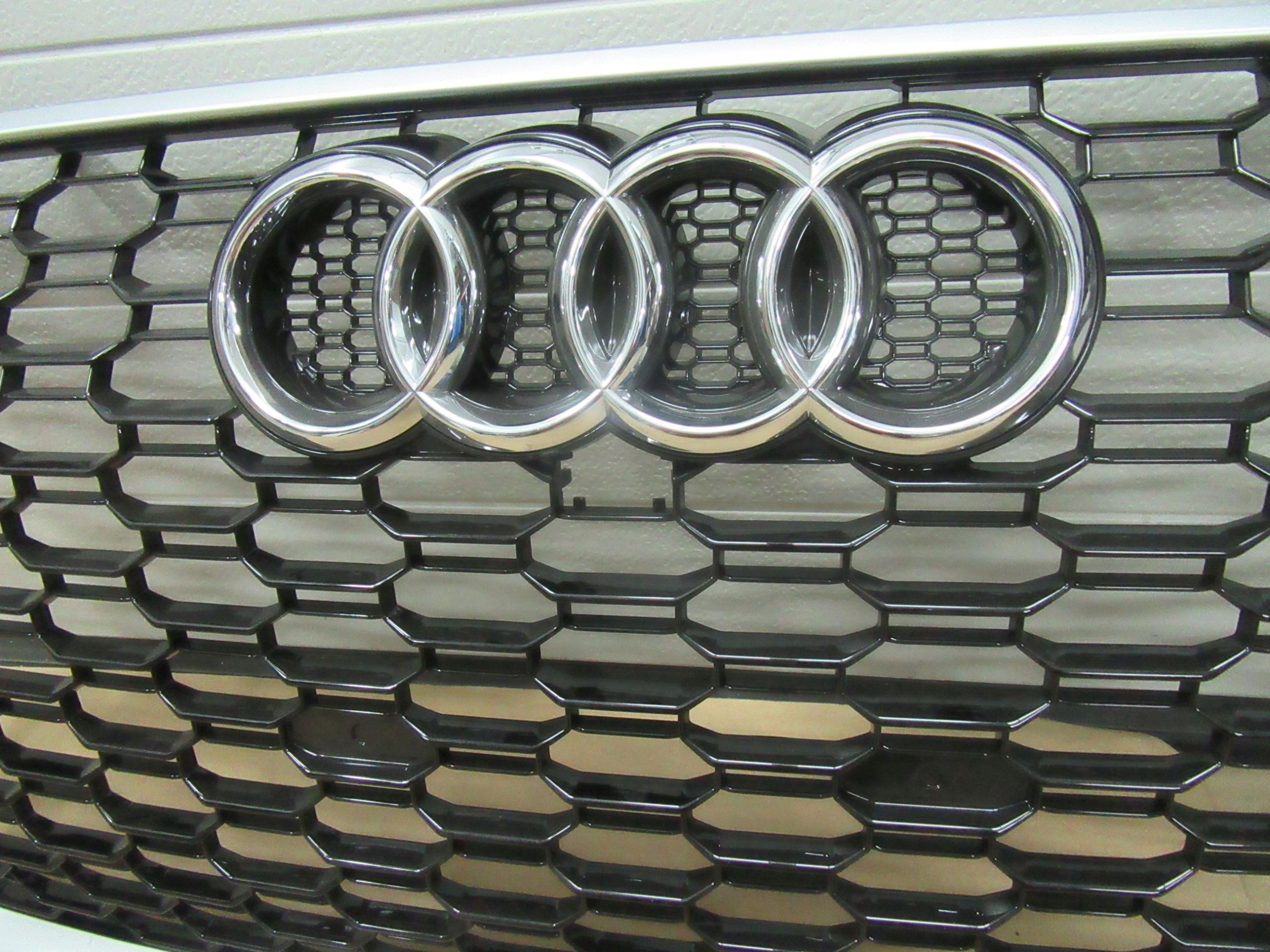 GRILL AUDI RS4 8W0 ATRAPA AUDI RS4 B9 GRILL NOWY ORYGINAŁ 8W0853653 Typ samochodu Samochody osobowe