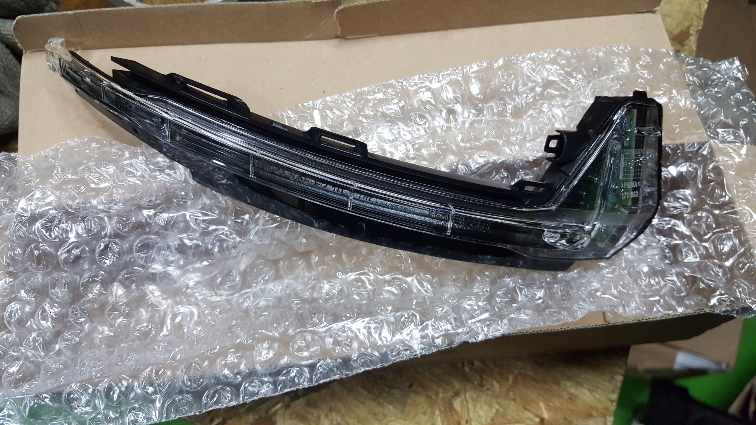 KIERUNKOWSKAZ PRAWY LUSTERKA 8X0949102A AUDI A1 8X