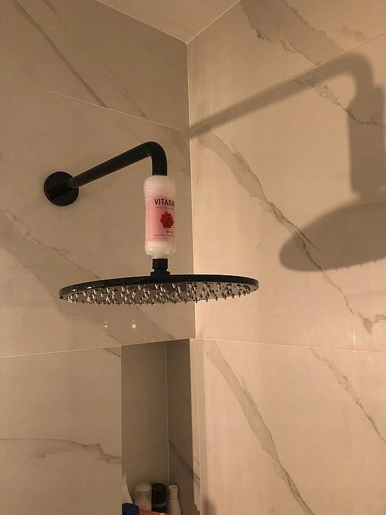 FILTR DO WODY PRYSZNIC Z WITAMINĄ C VITARAIN Kolor dominujący biały