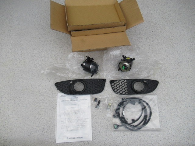 MZ380477EX - LANCER ГАЛОГЕНЫ РАМКА ЛУЧ ПОЛНЫЙ КОМПЛЕКТ НОВЫЙ ОРГ.