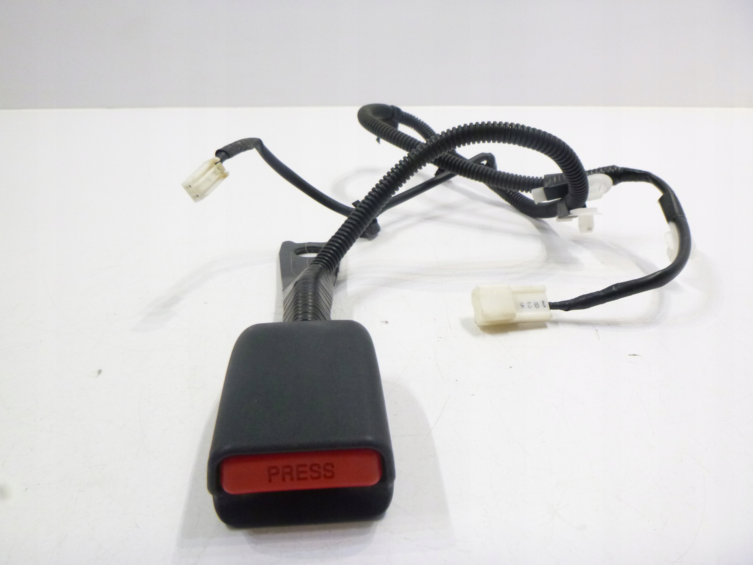 ZAPIECIE PASA BEZPIECZENSTWA FOTELA PRZOD TOYOTA YARIS III 2011-