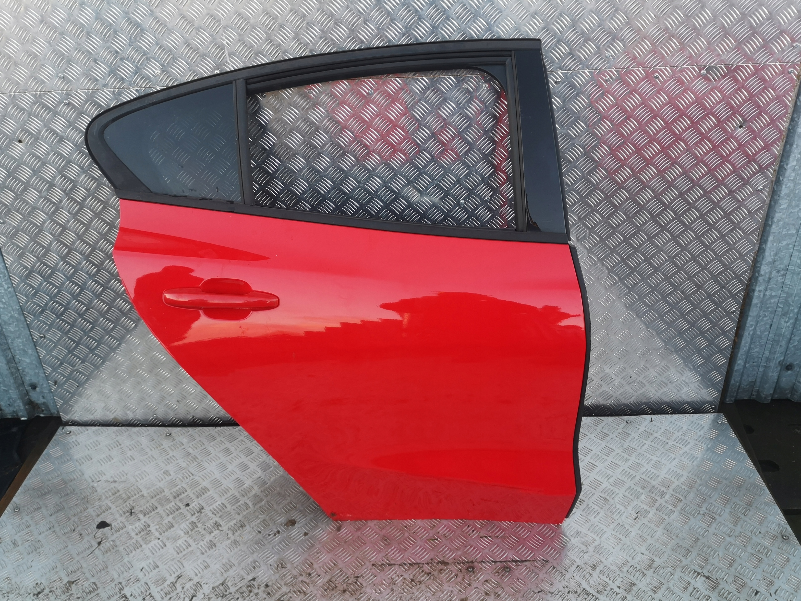 FORD FOCUS MK4 DRZWI PRAWE TYŁ TYLNE HATCHBACK Strona zabudowy tył - prawa