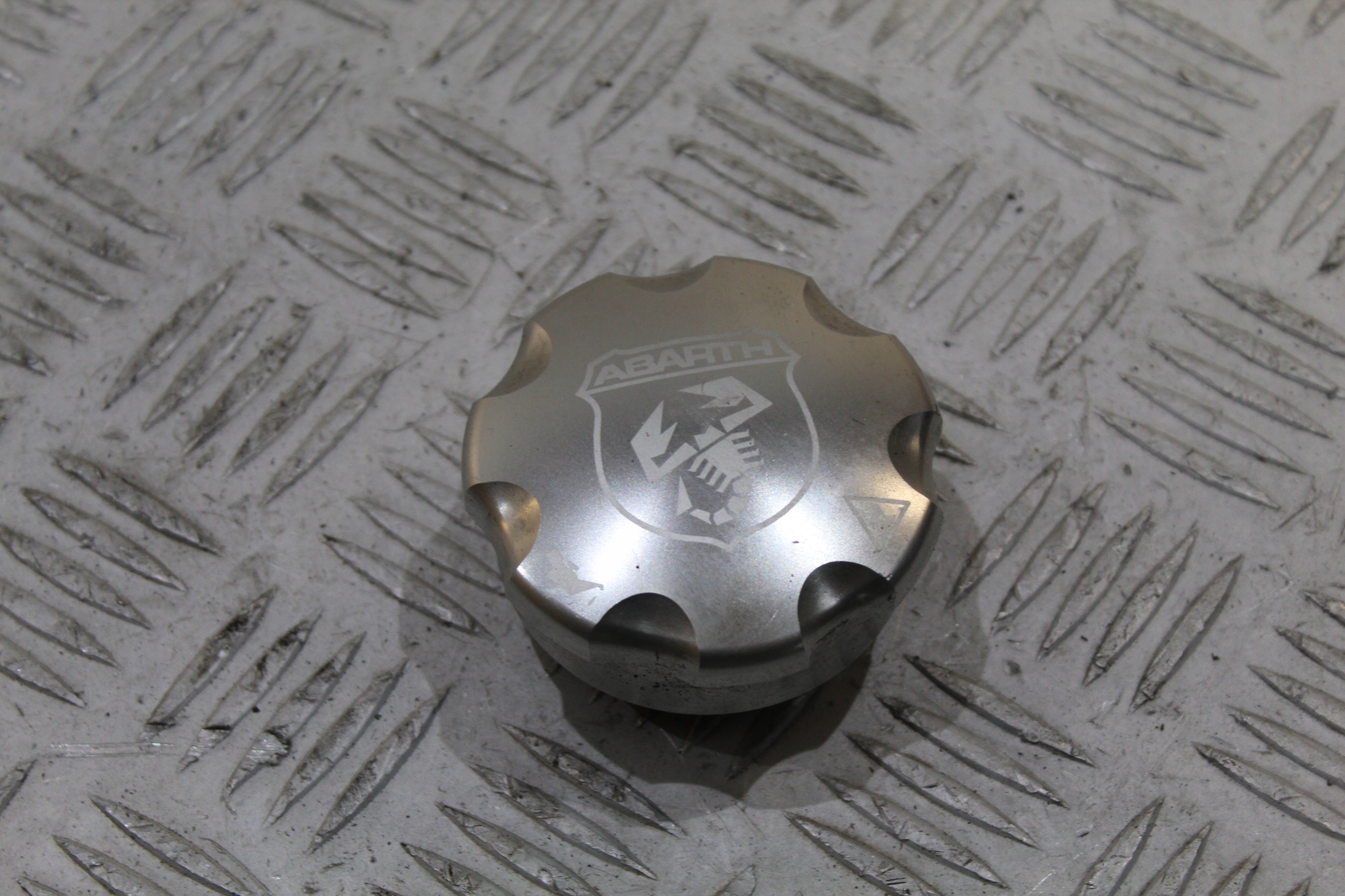 KOREK WLEWU OLEJU ABARTH 500 2016