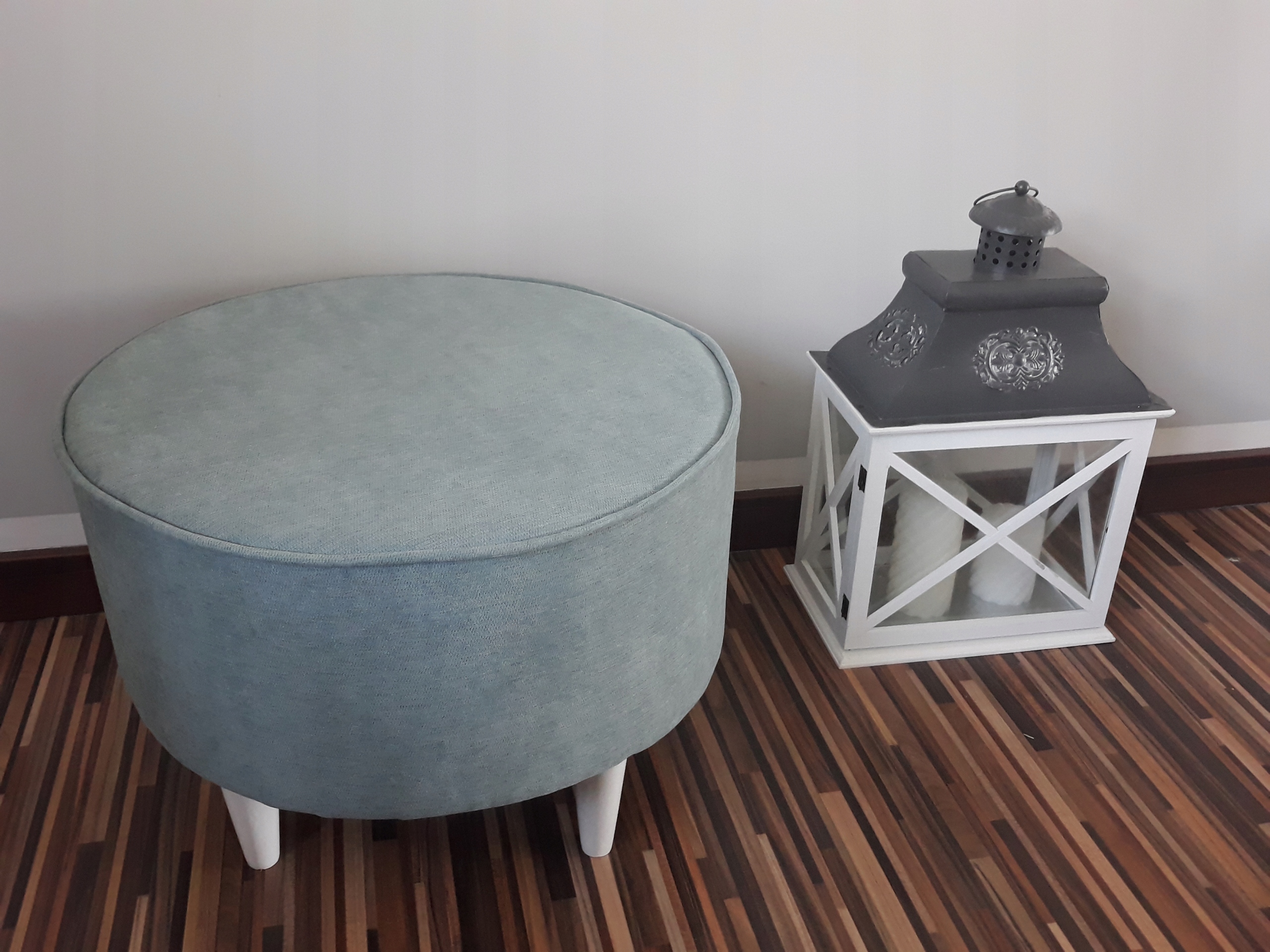 NOWOCZESNA PUFA OKRĄGŁA - DREWNIANE NOGI Kod producenta 00