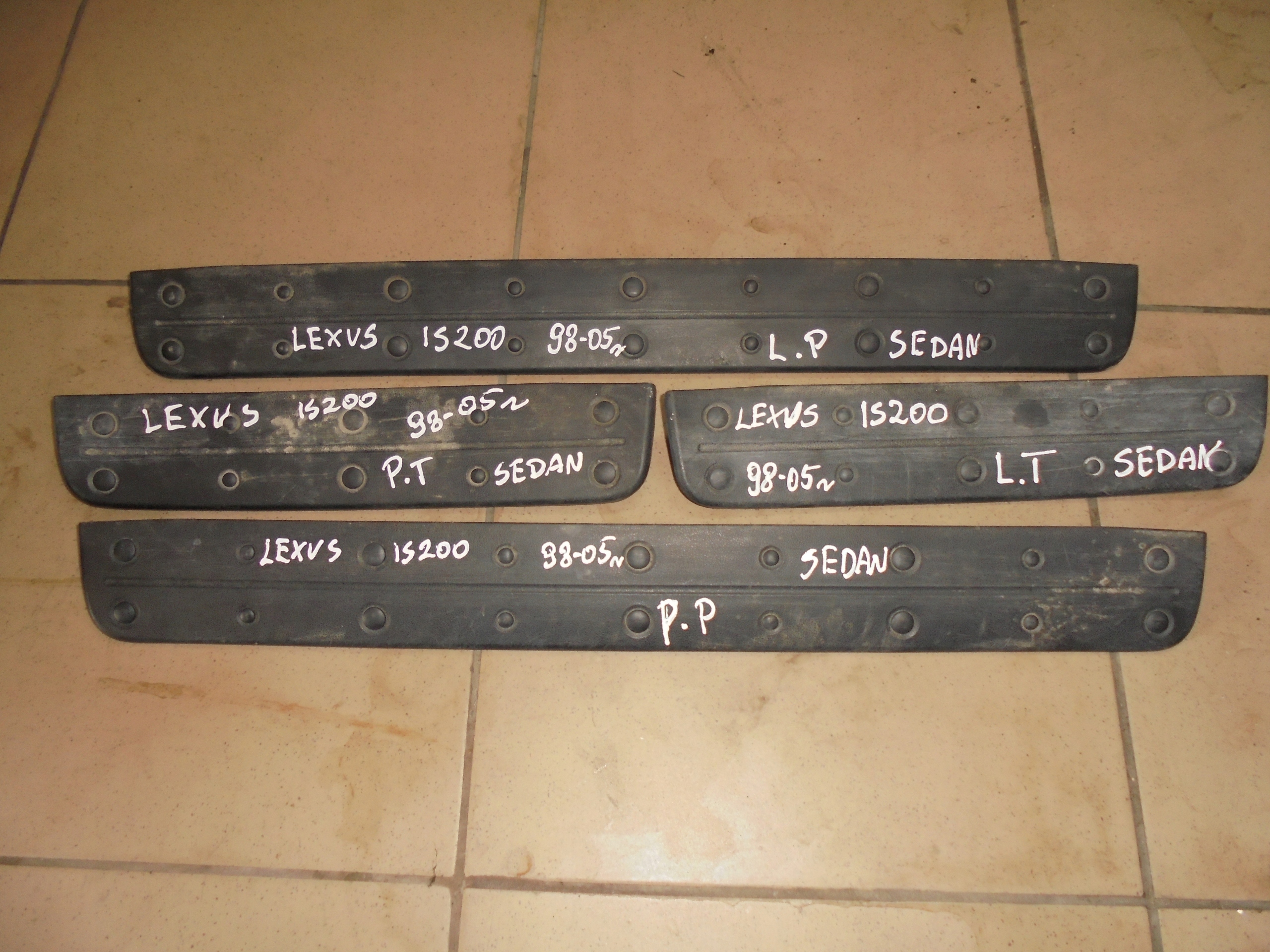 LEXUS IS200 LISTWA PROGOWA PRAWA TYLKO PRZÓD