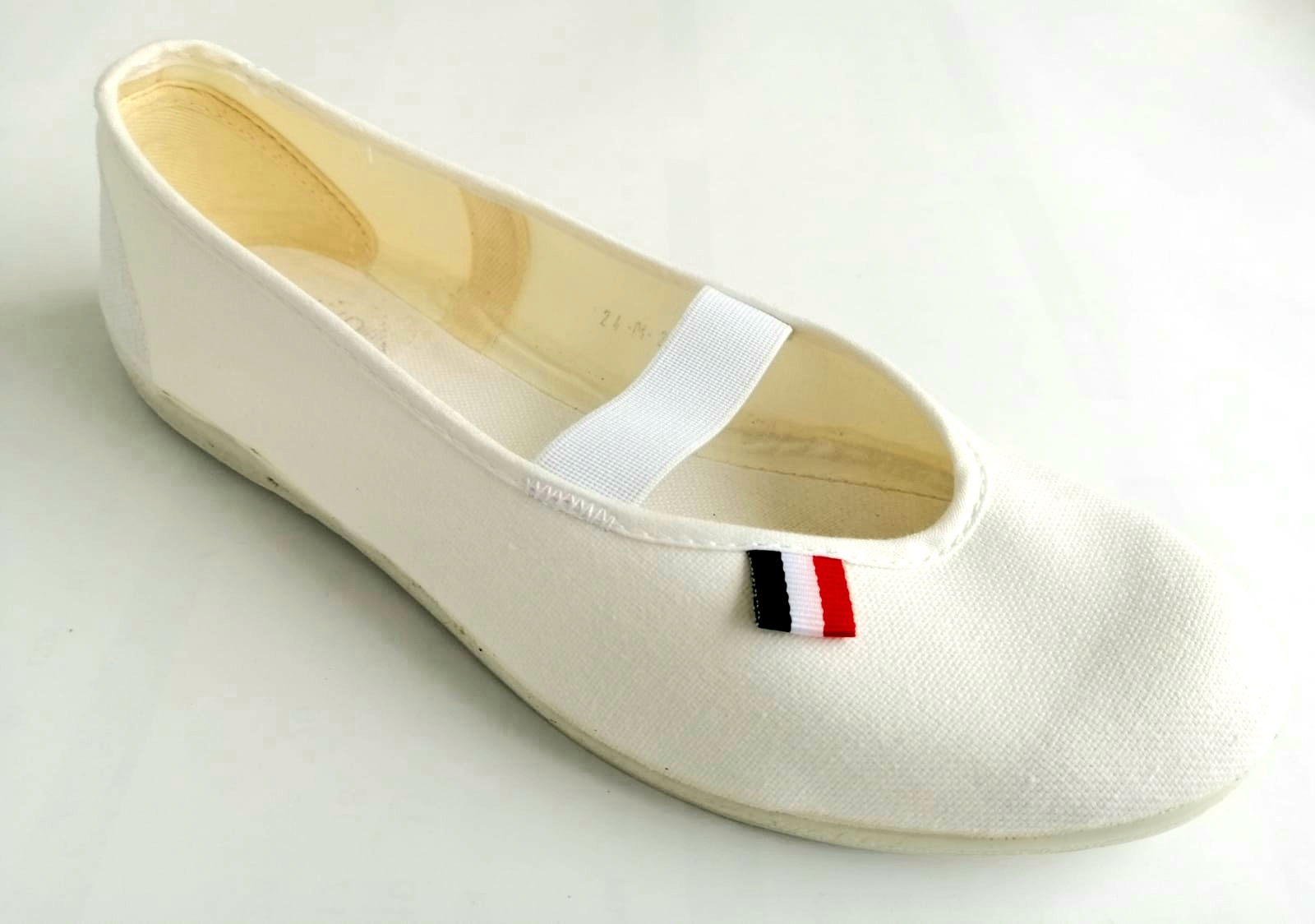 CZESZKI jarmilki oryginalne tenisówki roz.38,5 Kolor biały