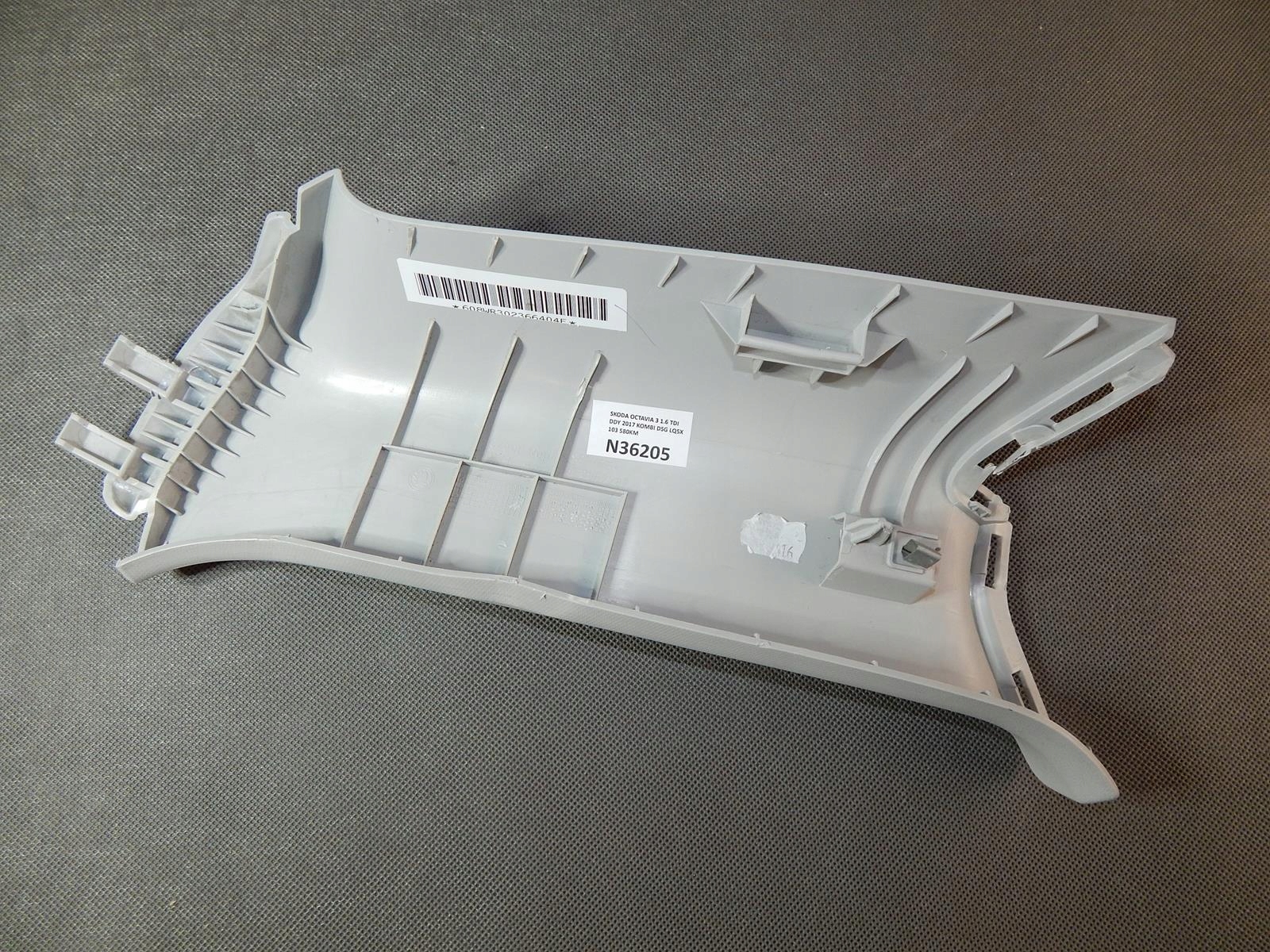 SKODA OCTAVIA III OSŁONA SŁUPKA LEWY TYŁ 5E9867287 Producent części Audi