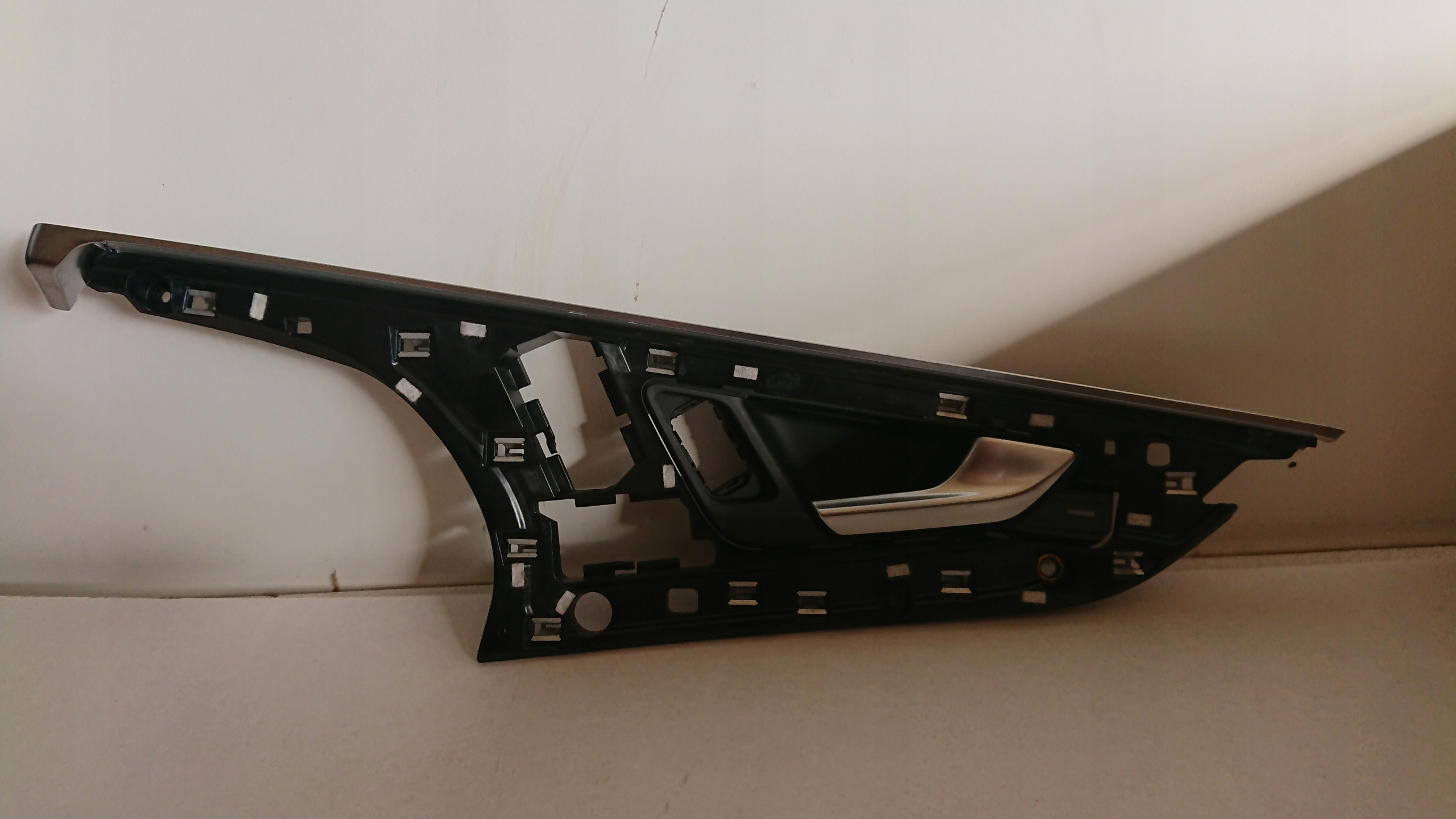 4M0837020B - AUDI Q7 внутренняя дверная ручка крепление правая задняя 4M0