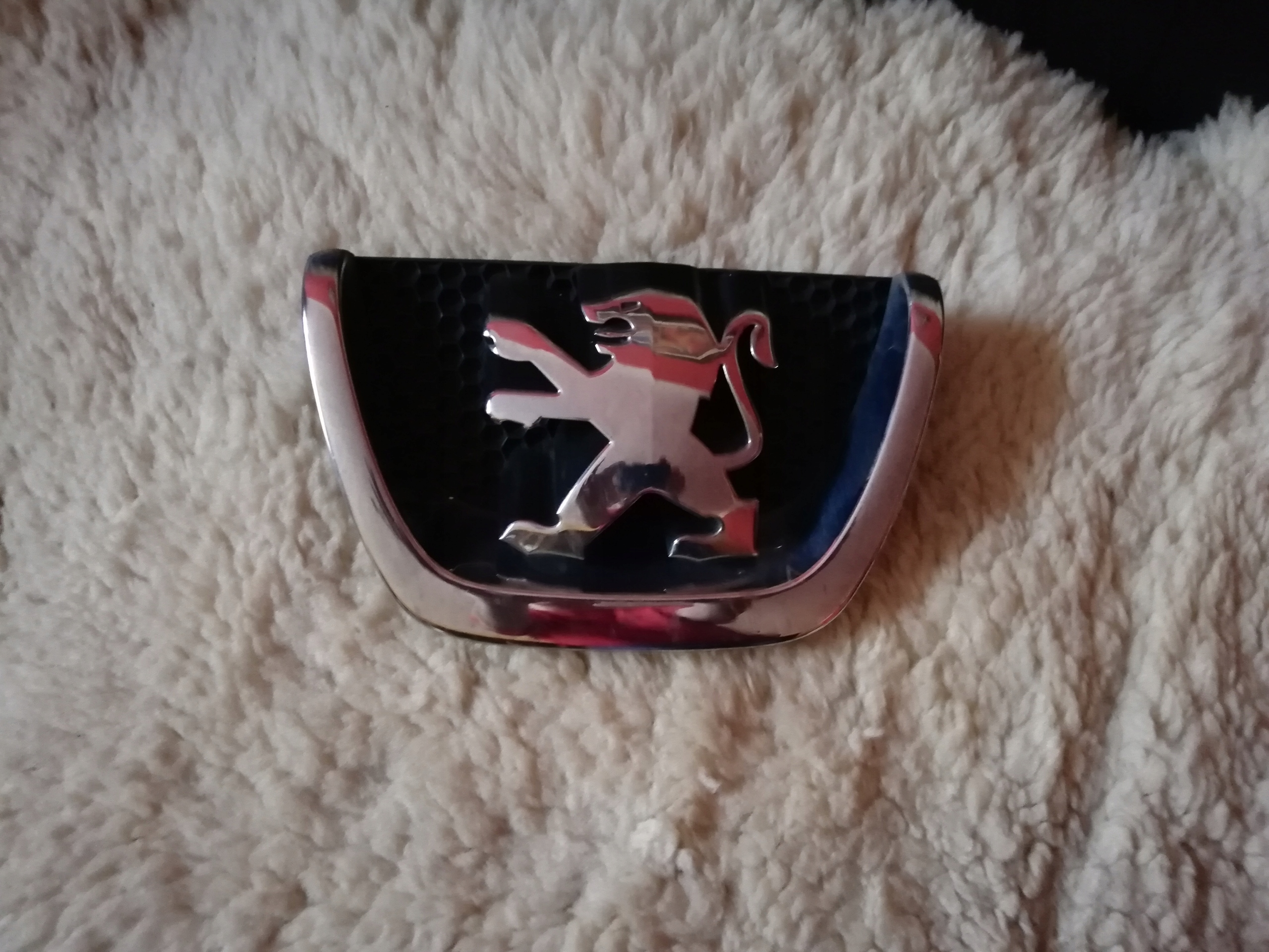 EMBLEMAT ZNACZEK ZDERZAKA PRZEDNIEGO PEUGEOT 207