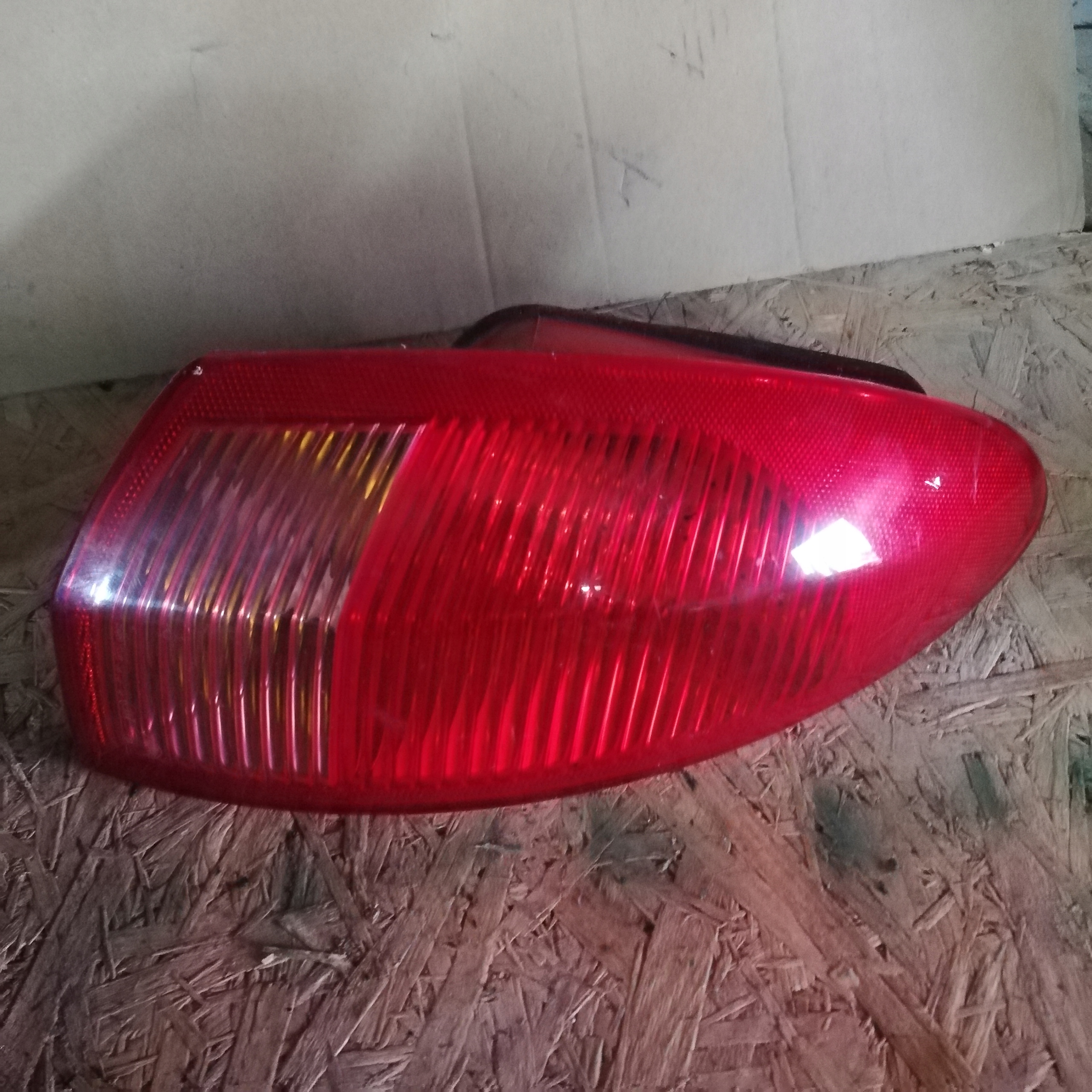 фонарь правый ALFA ROMEO 147 46556347