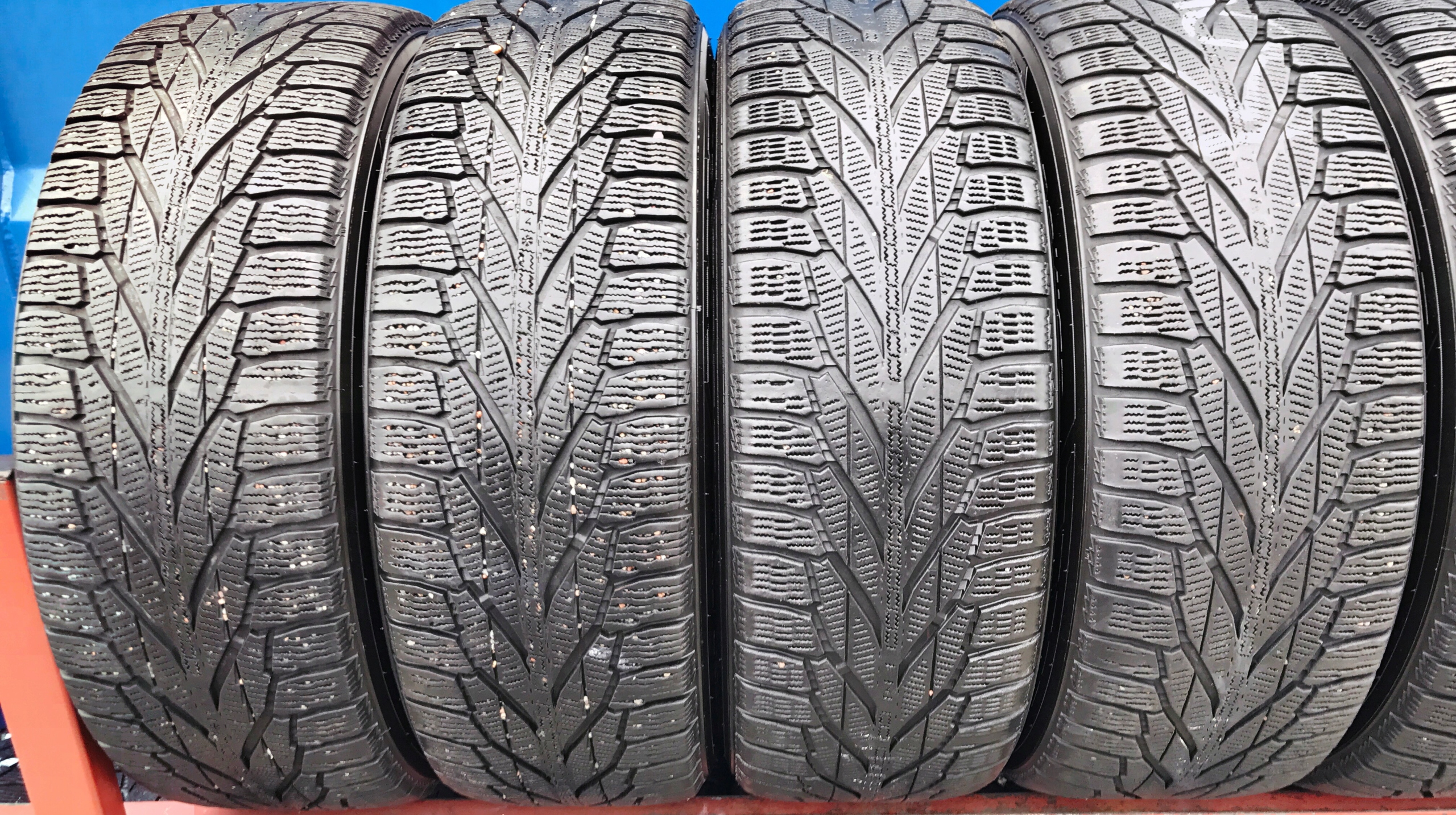 4x 215/65R16 NOKIAN HAKKAPELITTA R2 SUV 102R ZIMA