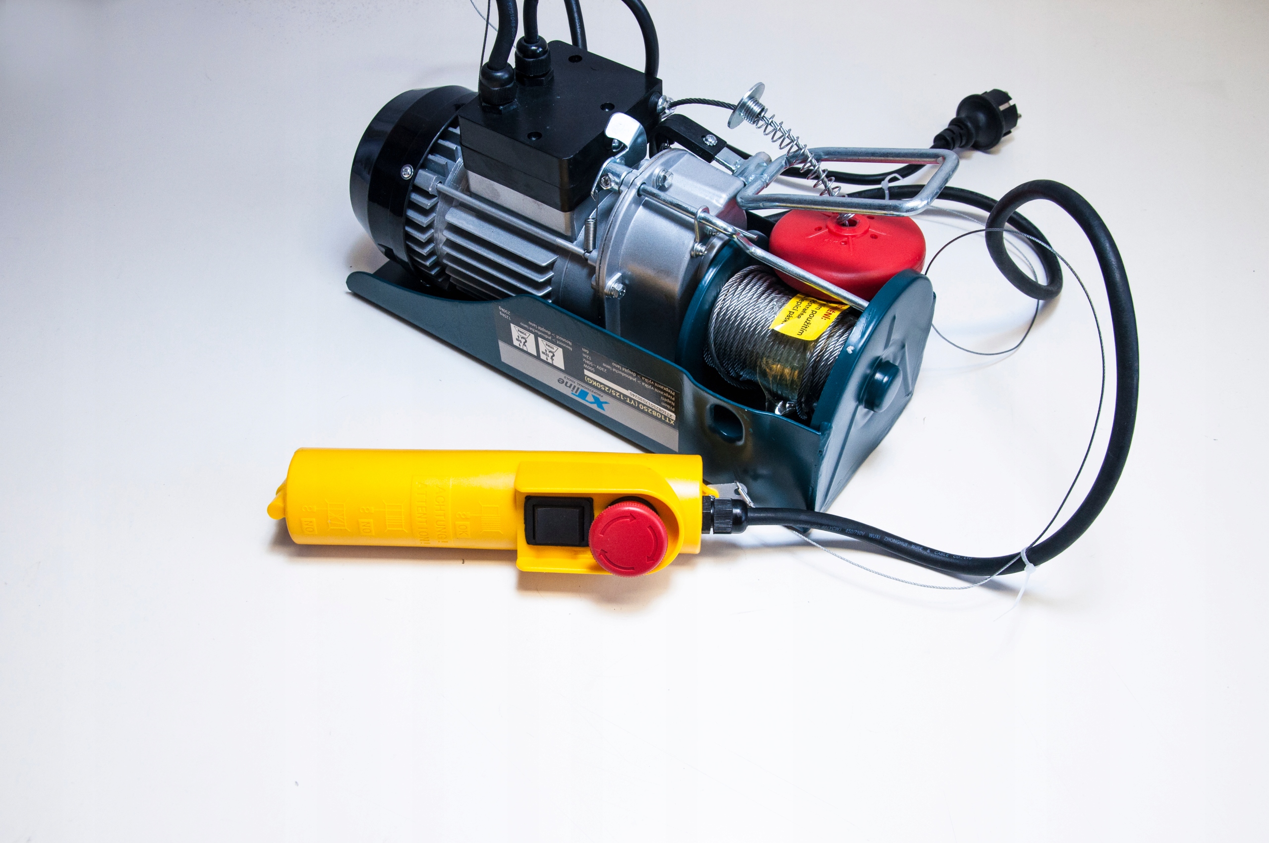 ЭЛЕКТРИЧЕСКАЯ ЛЕБЕДКА 1200W 300 / 600 КГ