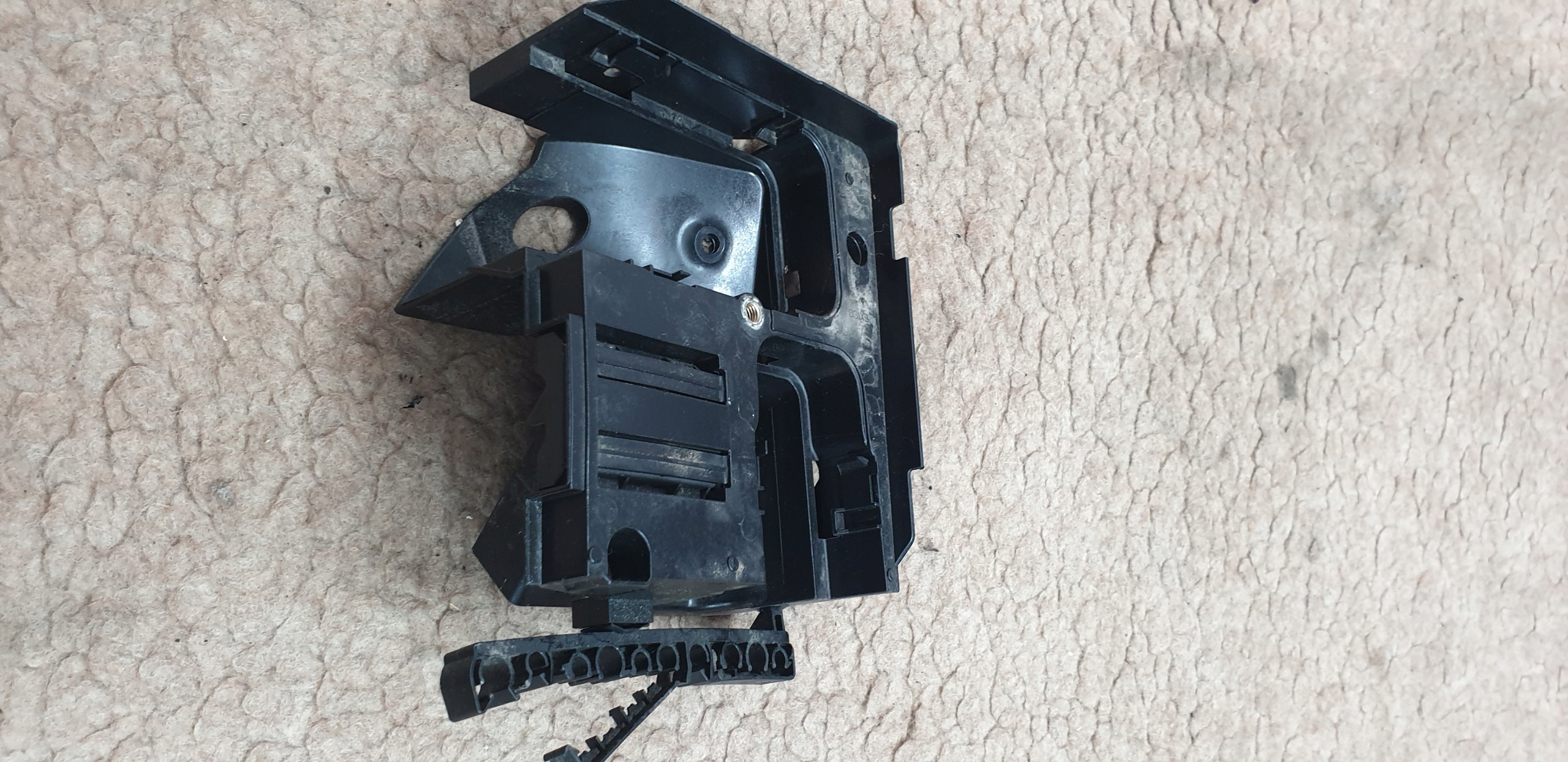 VW GOLF VI UCHWYT SKRZYNKI BEZPIECZNIKÓW