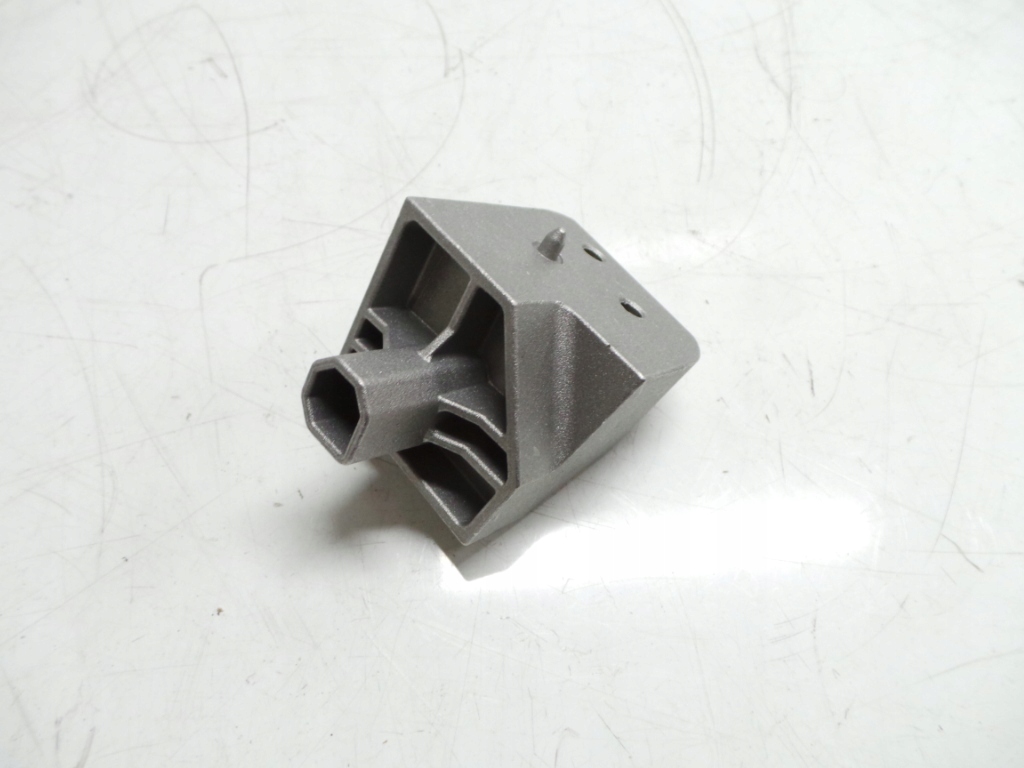 670001323 - Кронштейн радиатора крепление слева Maserati Ghibli