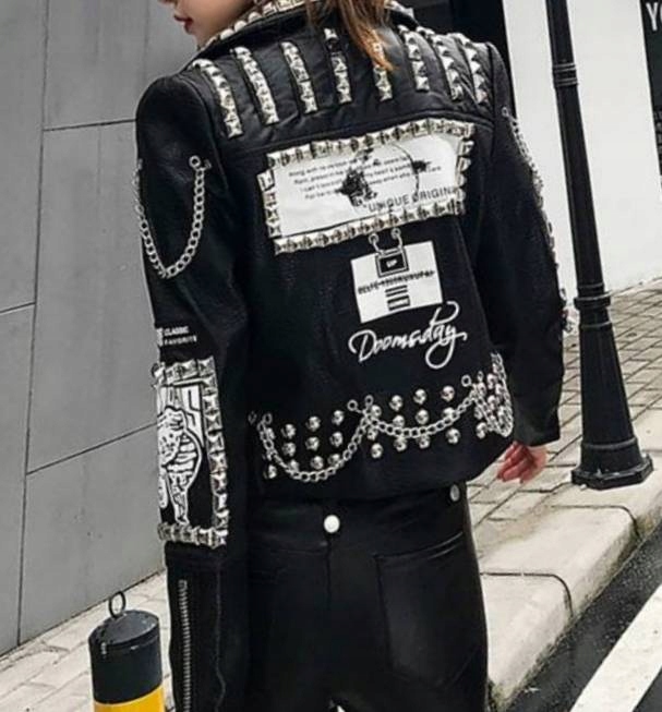 Italy Kurtka Skóra Naszywki Ćwieki Łańcuch 34 XS Wzór dominujący napisy