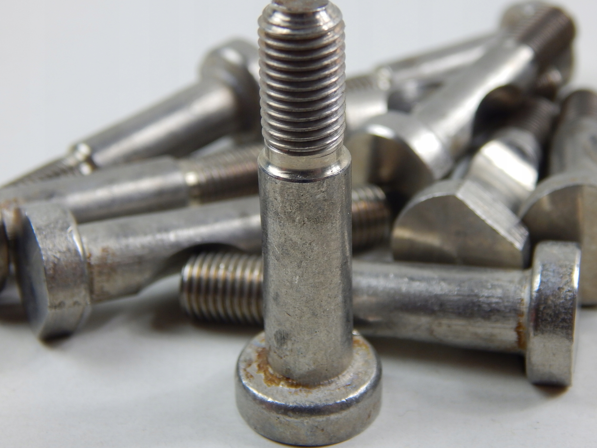 ŚRUBA BLOKADY OŚKI KOŁA M-72 URAL M-61 ORYGINAŁ Dopasowanie do pojazdu produkt dedykowany