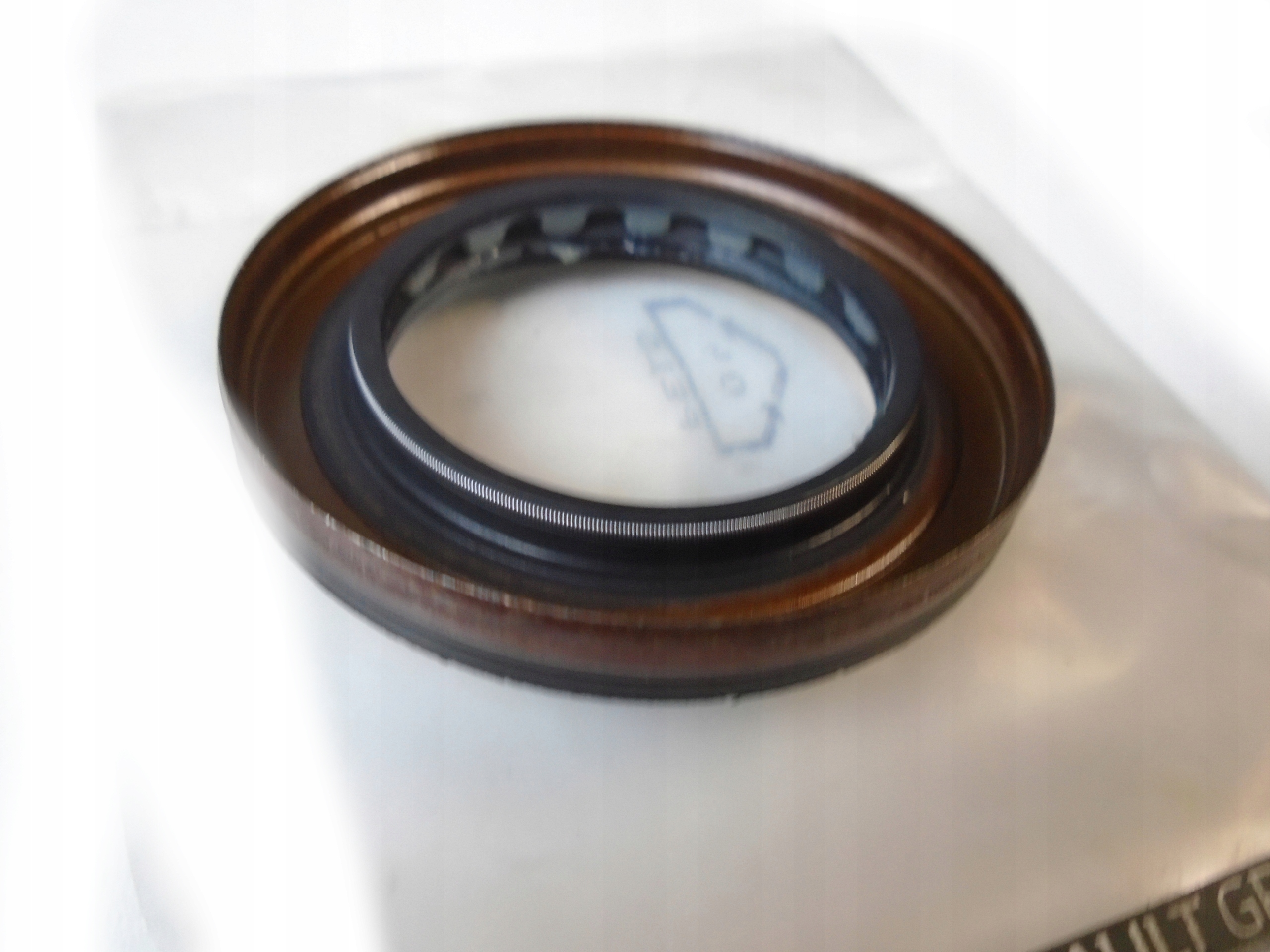 Uszczelniacz skrzyni lewy PF6 Renault 383421561R Producent części Renault OE