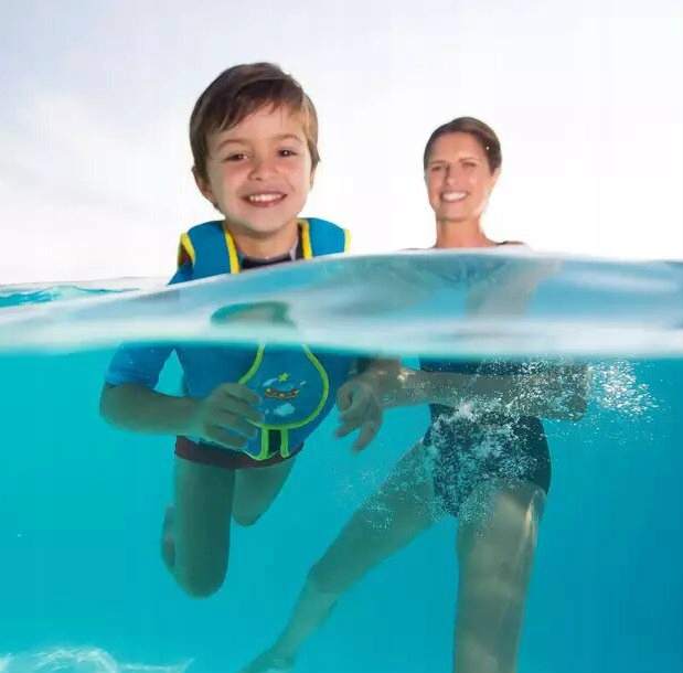 KAMIZELKA DO PŁYWANIA DLA DZIECI 18-30 kg PIANKOWA Kolor dominujący odcienie niebieskiego