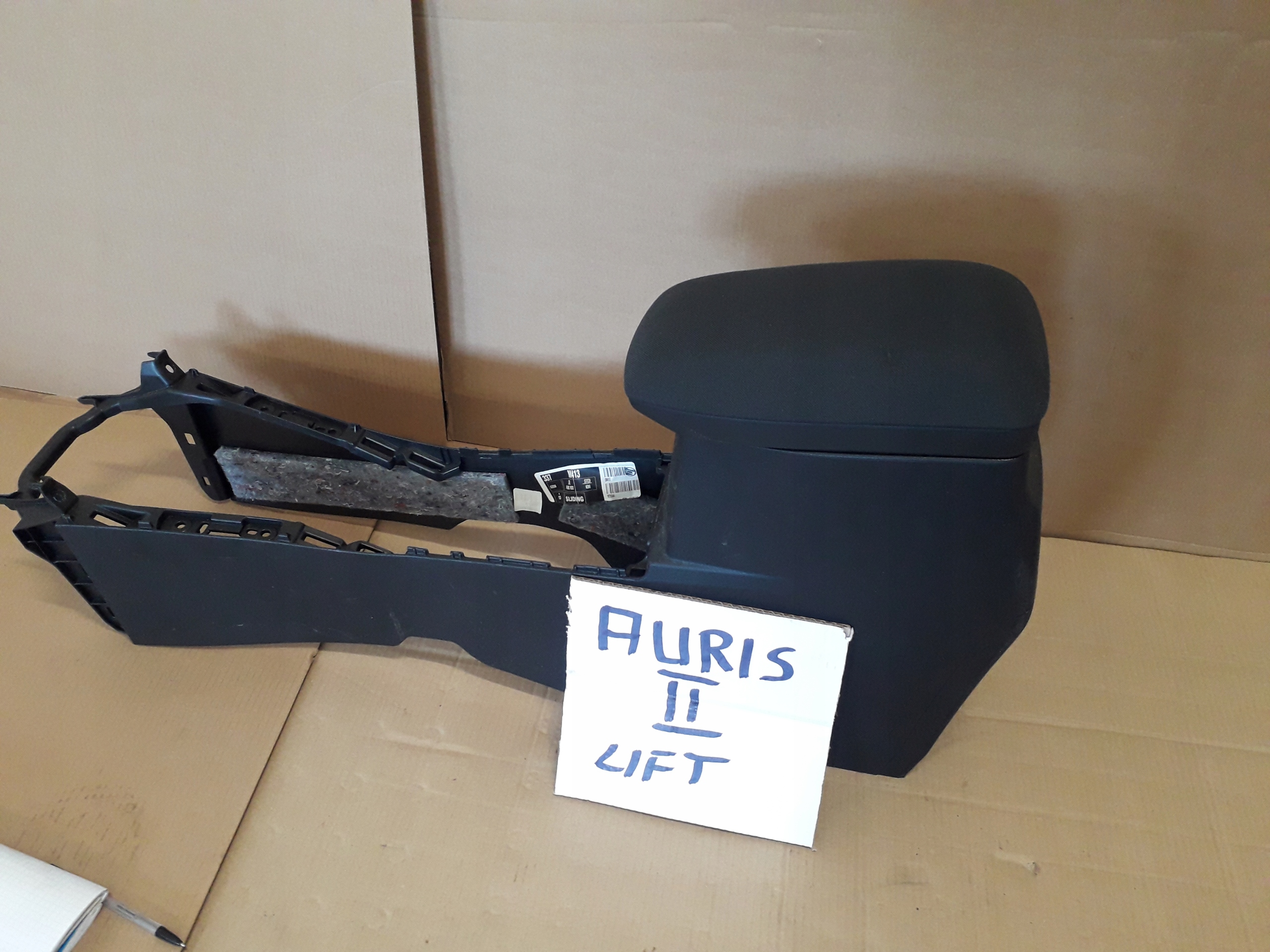 Toyota Auris II туннель центральный подлокотник новый