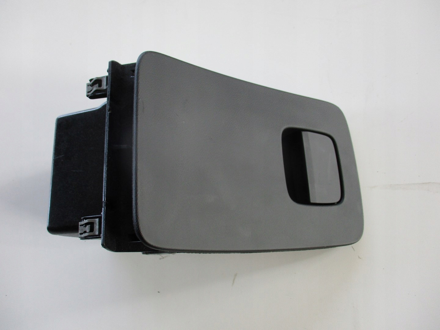 бардачок консоли volvo V90 17R 31366376