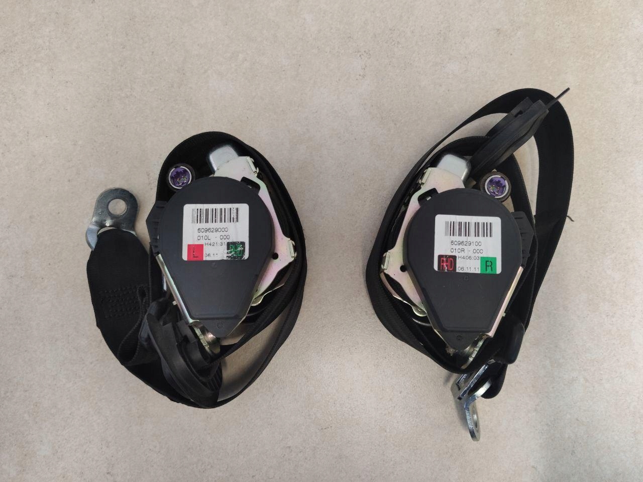 NAPINACZE PASÓW KOMPLET PRZÓD VOLKSWAGEN