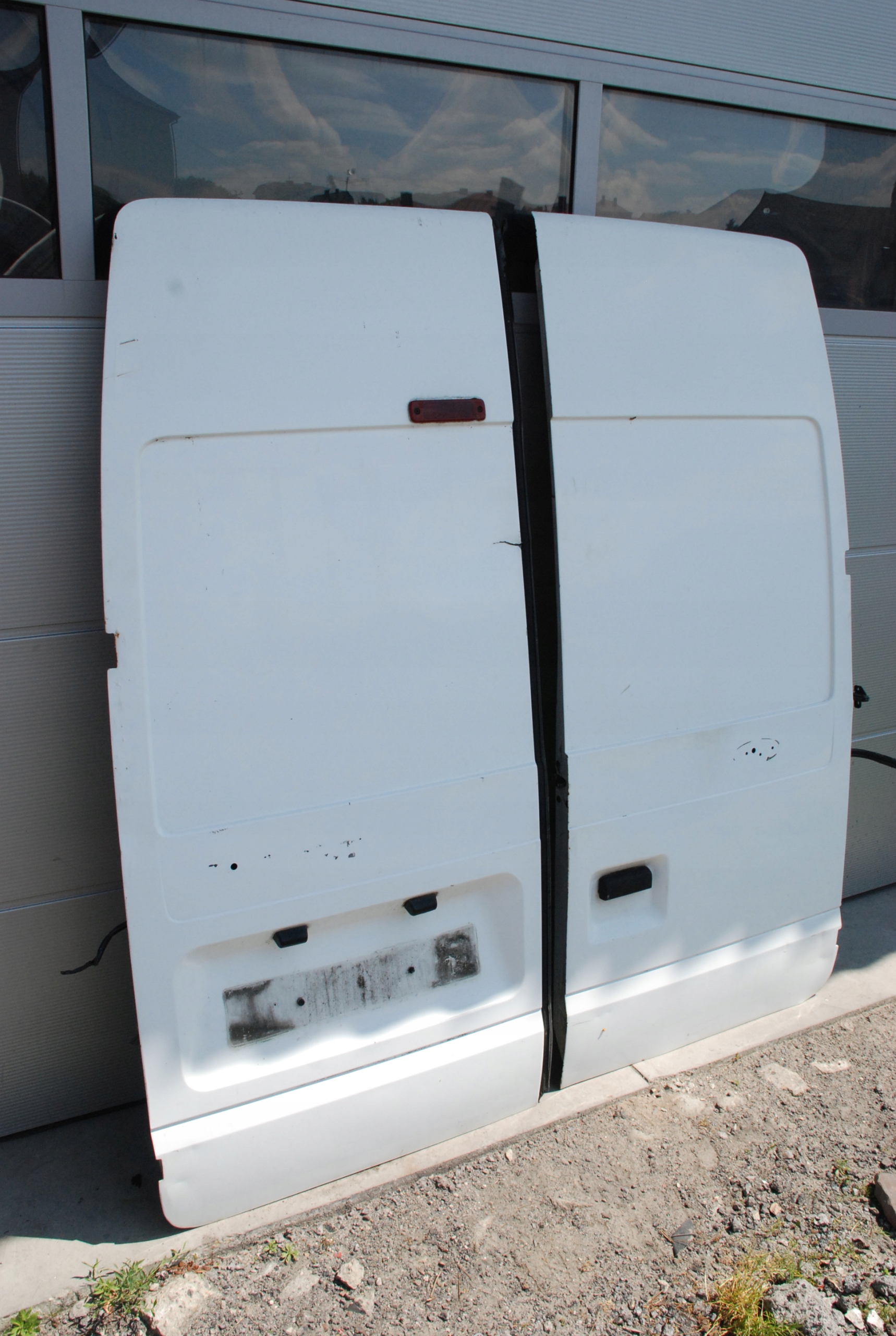 TRANSIT MK7 06-13R DRZWI PRAWY LEWY TYŁ H2 Strona zabudowy tył - lewa