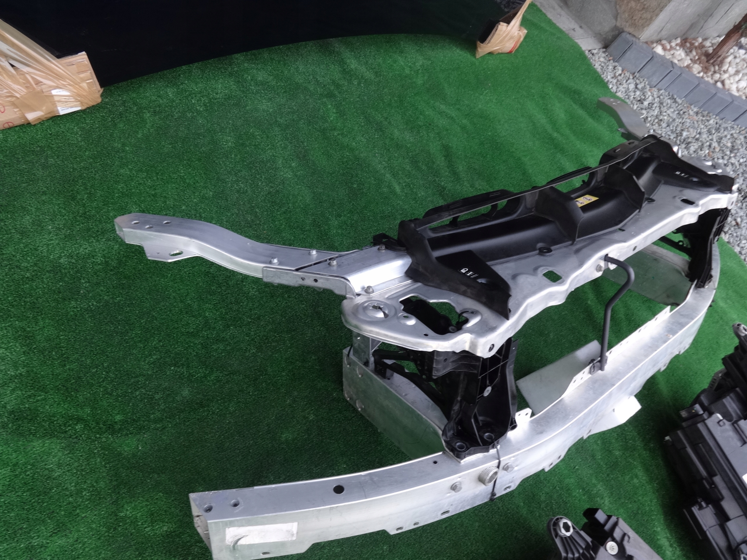 PAS PRZEDNI PRZÓD MERCEDES E KLASA W213 Producent części Mercedes-Benz OE