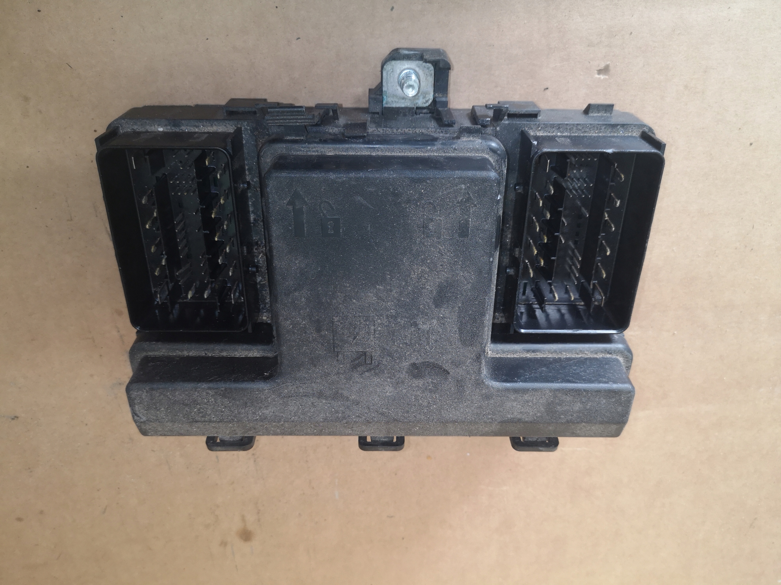 FORD MONDEO MK5 2.0 TDCI SKRZYNKA BEZPIECZNIKÓW Typ samochodu Samochody osobowe