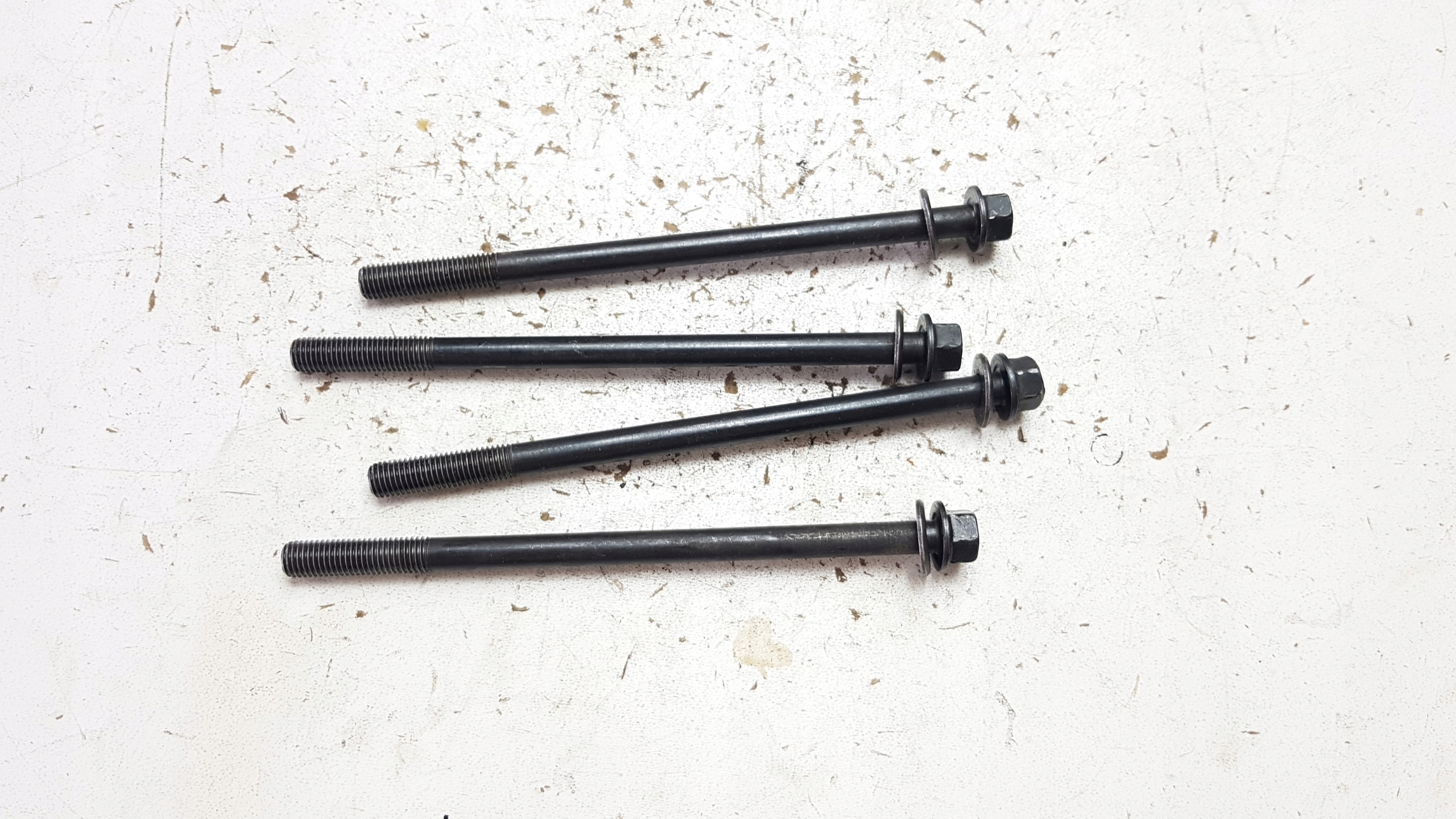 SZPILKI CYLINDRA GŁOWICY HONDA FORZA SH 300