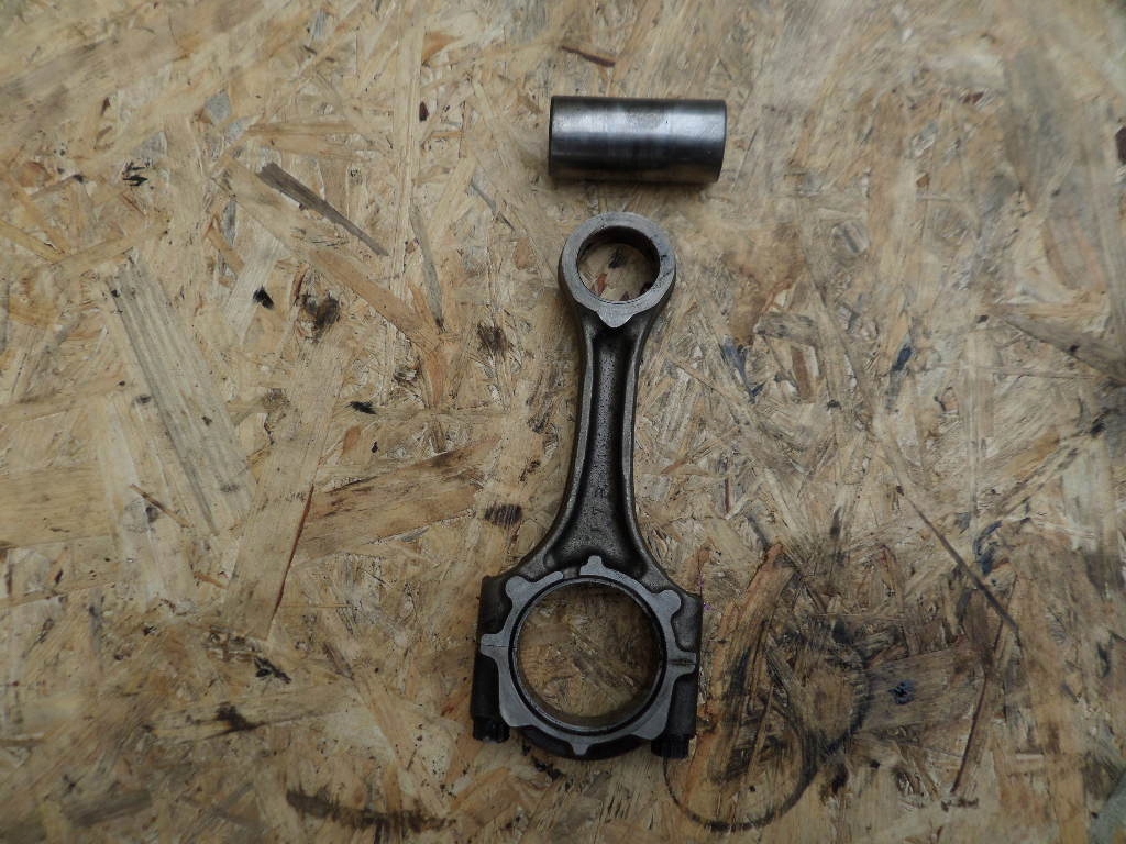 Korbowód tłoka silnika Toyota Avensis D4D T25