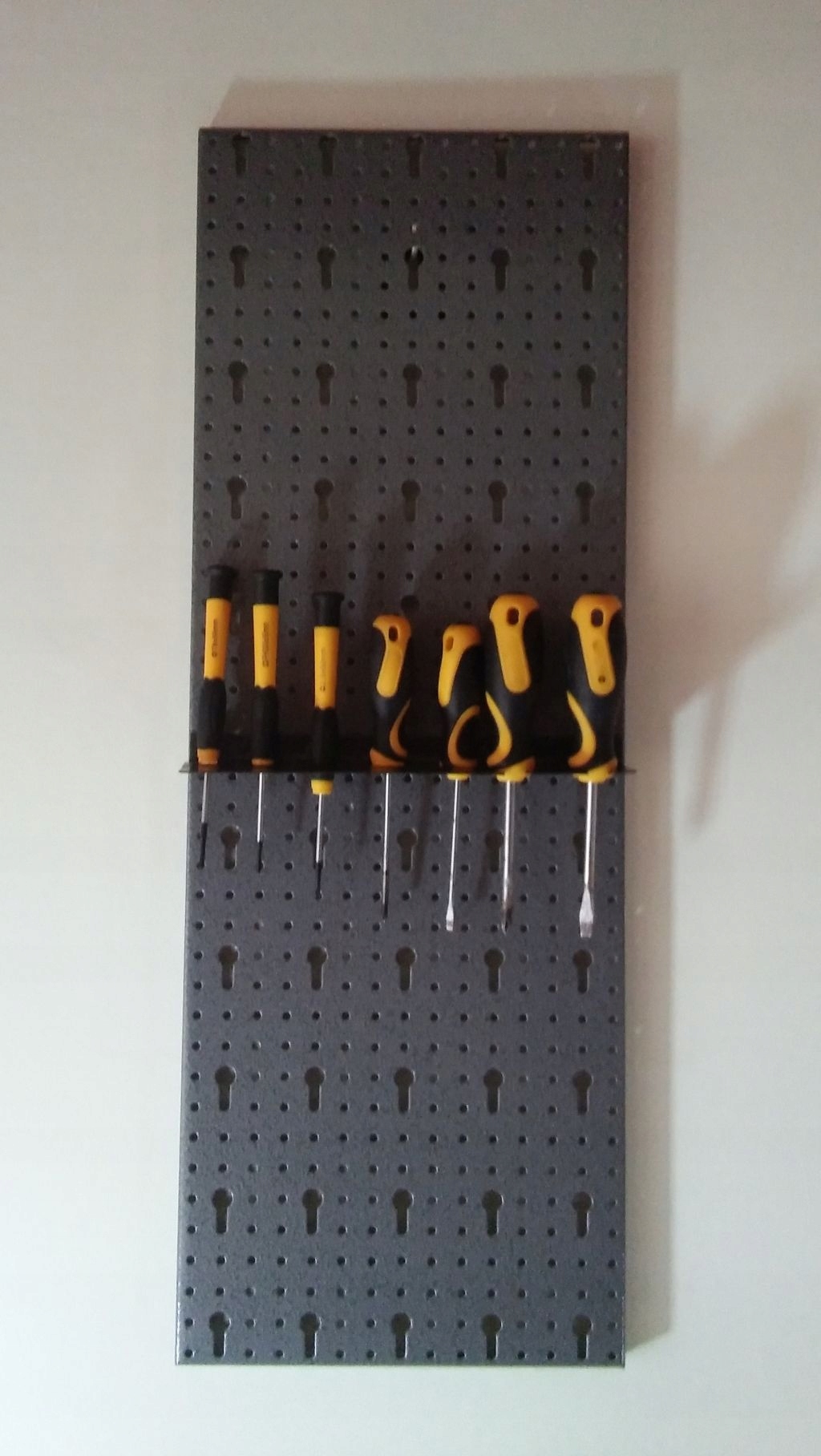 ZAWIESZKA NA 7 PILNIKÓW / WKRĘTAKÓW OTW. OKRĄGŁE