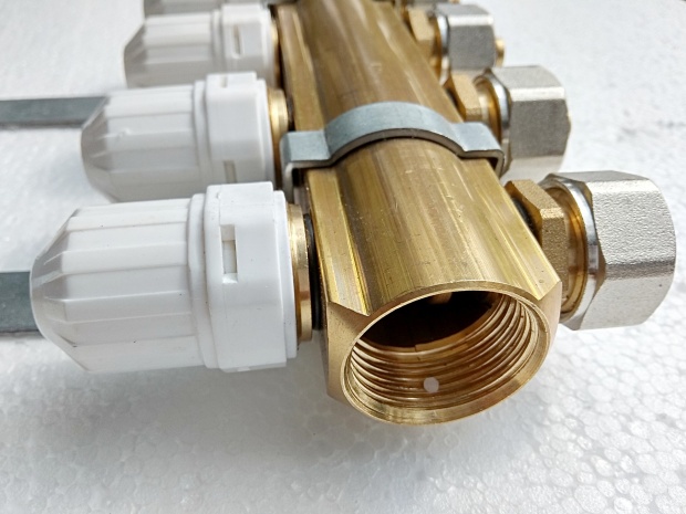 ROZDZIELACZ 4 DO PODŁOGÓWKI + ZŁĄCZKI PEX 16 WARTO Liczba obwodów 4