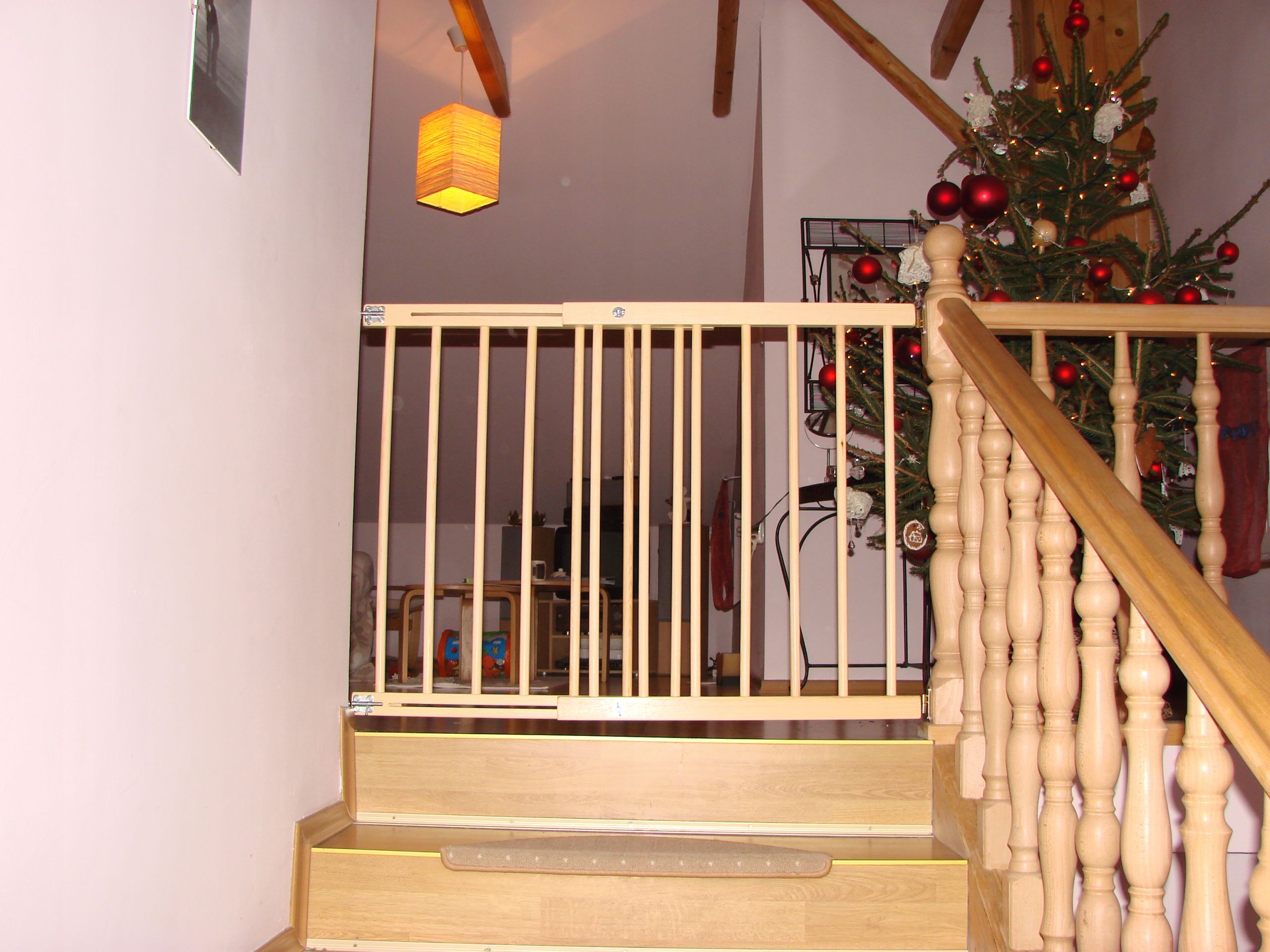 BRAMKA ZABEZPIECZAJĄCA NA DRZWI SCHODY BARIERKA OCHRONNA 72-122cm Wys. 68cm Marka eBramka.pl