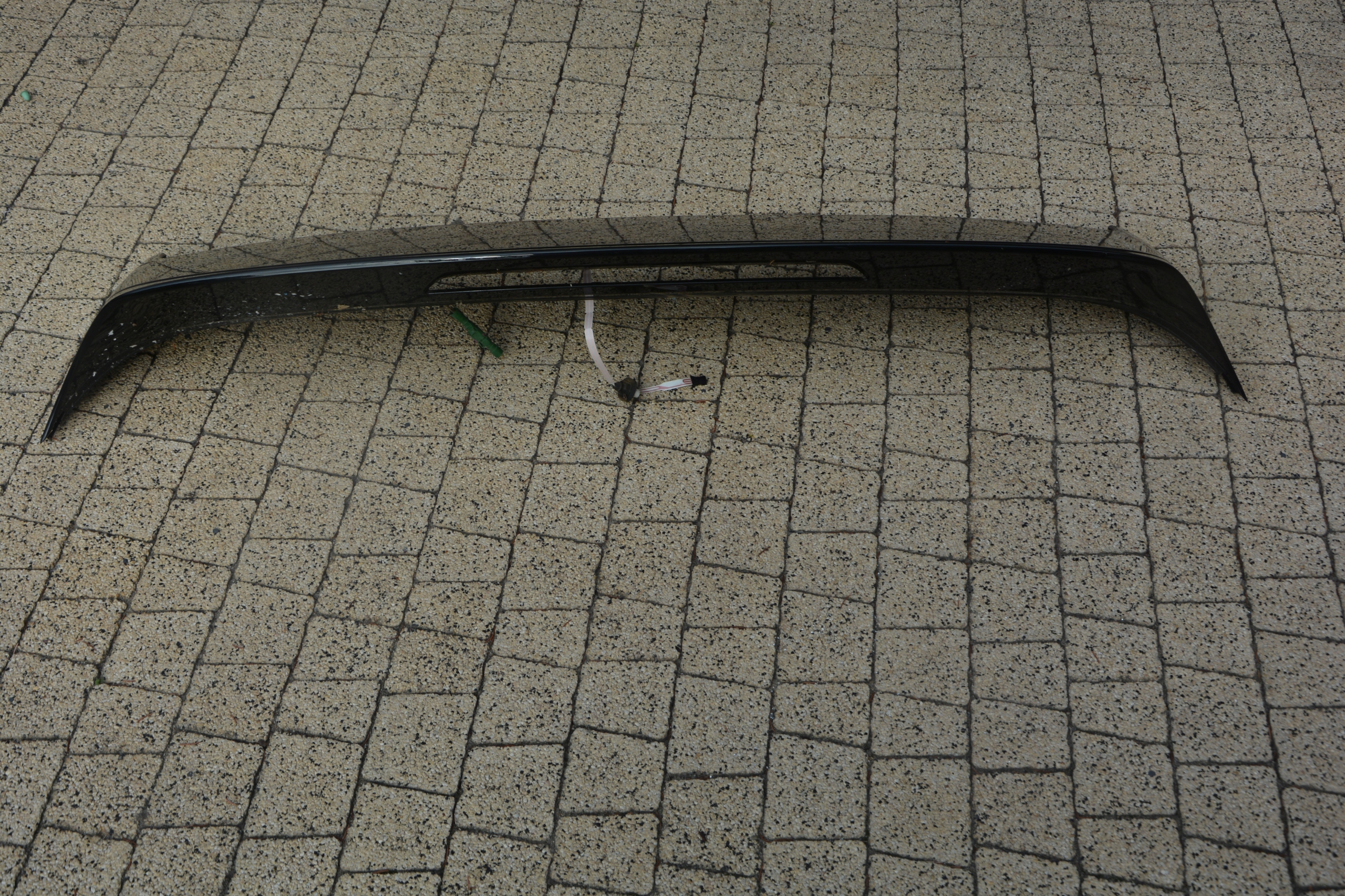 SPOJLER KLAPY BAGAŻNIKA VW TOUAREG 3 760827933D/E Waga produktu z opakowaniem jednostkowym 9 kg