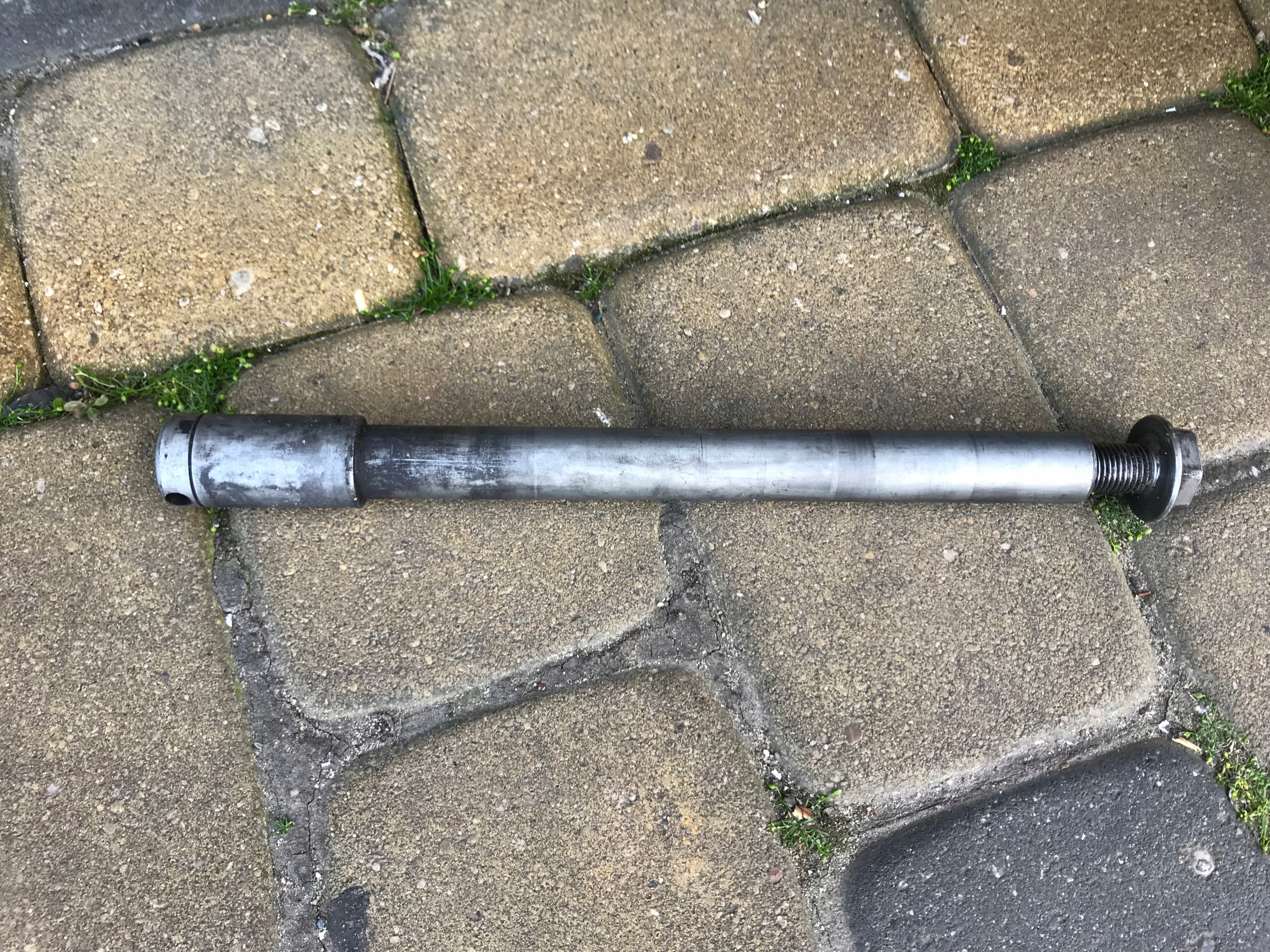 HONDA GOLD WING GL1500 OŚ OŚKA PRZEDNIA