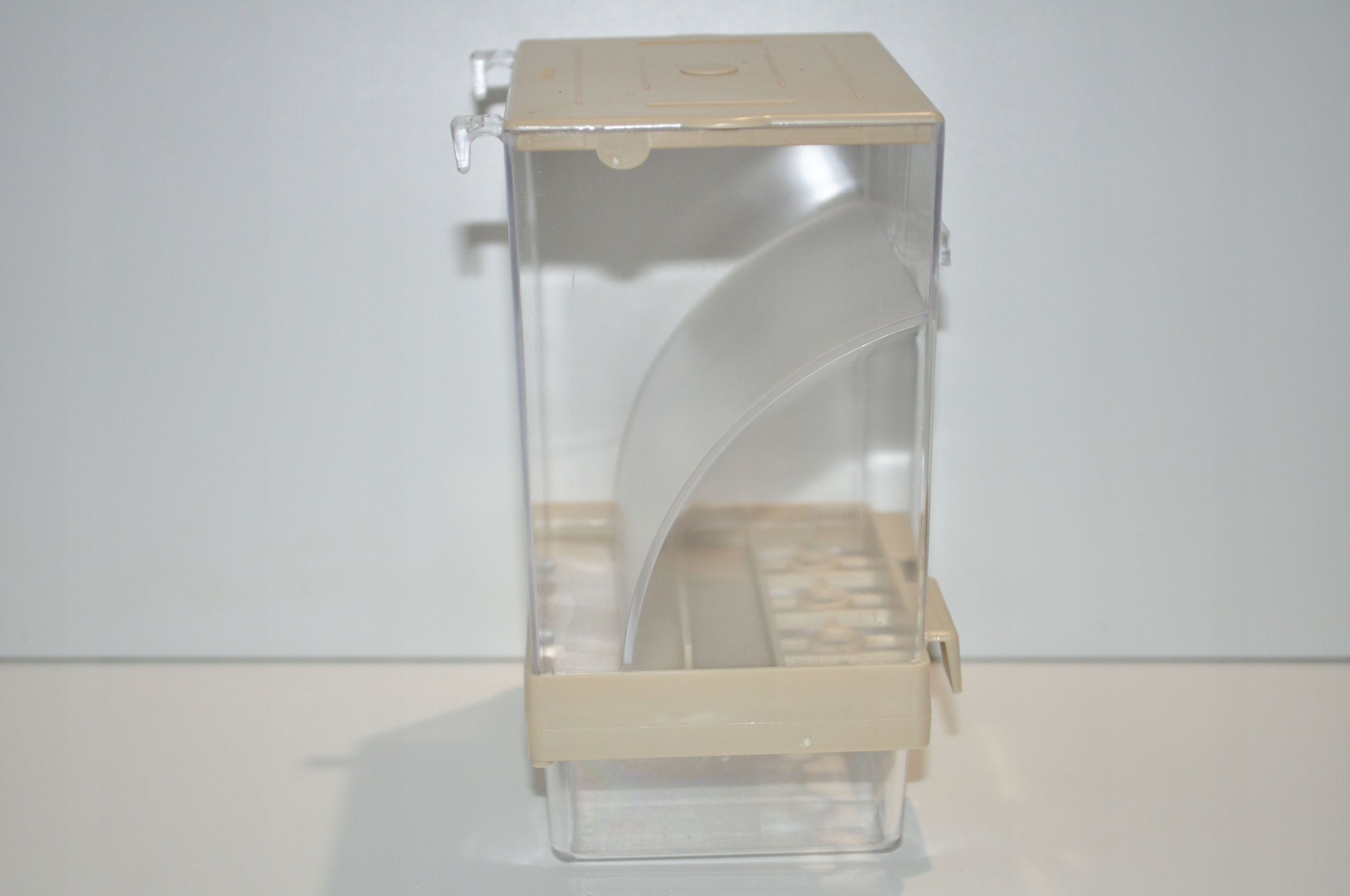 Karmidło Silos z łapaczem łusek dla egzotyki, kanarków, NIE DLA PAPUG ! Marka STA