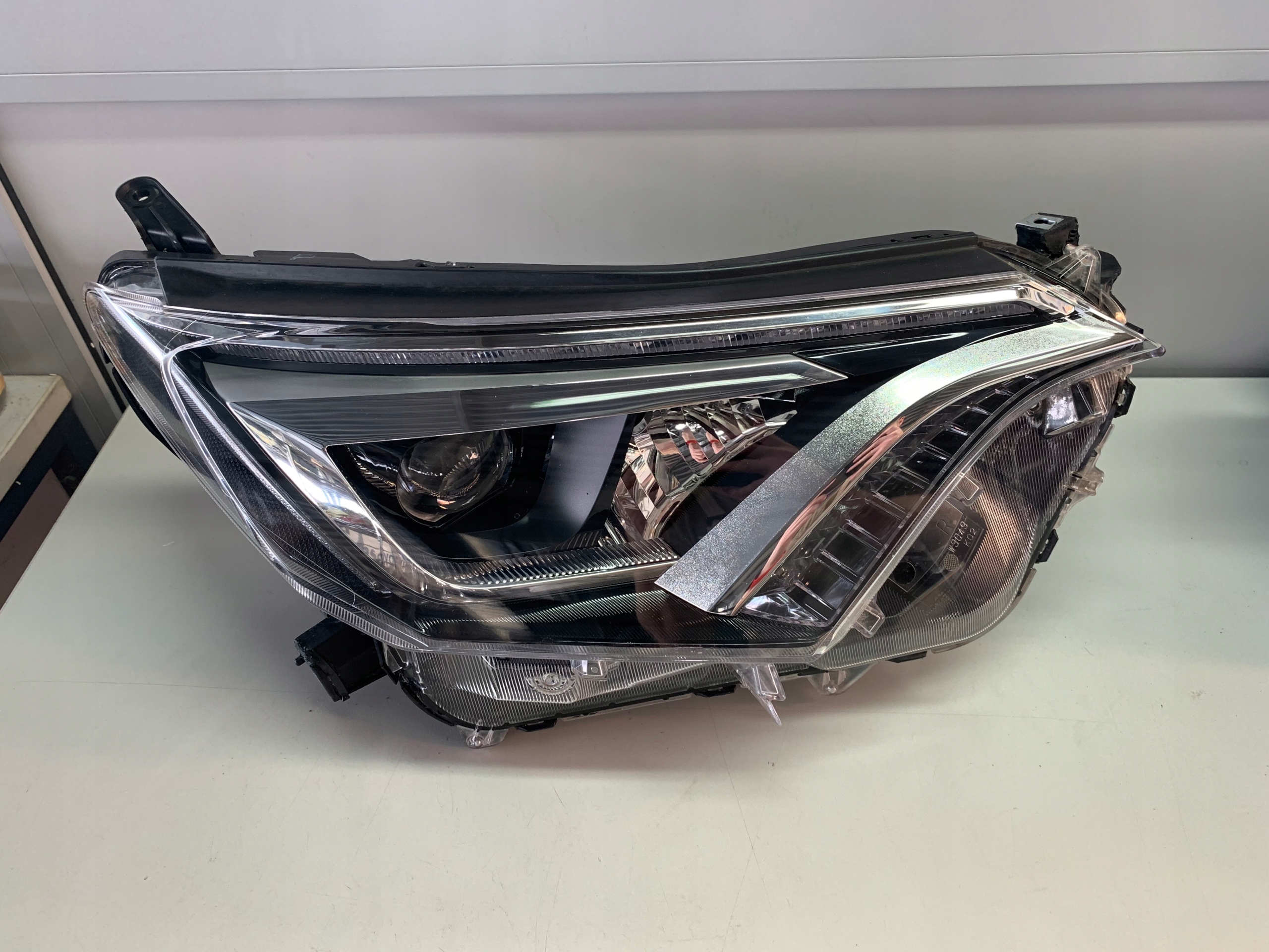 TOYOTA RAV4 IV LIFT 15- LAMPA PRAWA LED EUROPA