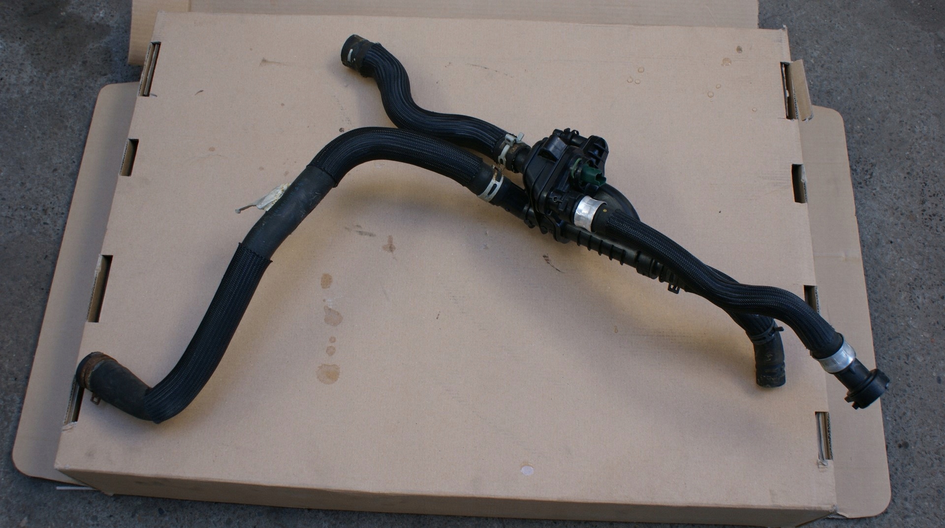 CITROEN PEUGEOT 1.6 EHDI OBUDOWA TERMOSTATU RURY