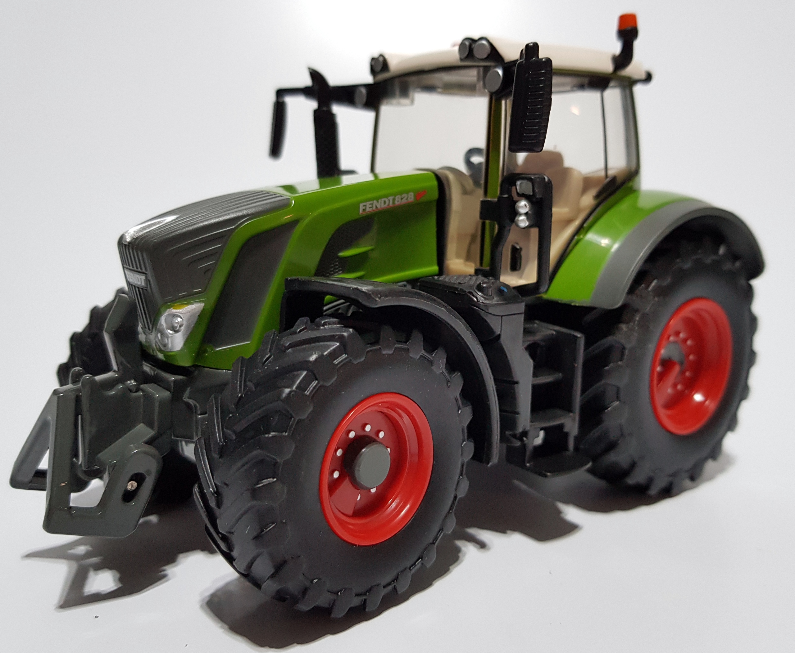Britains 43177 Traktor Fendt 828 Vario skala 1:32
