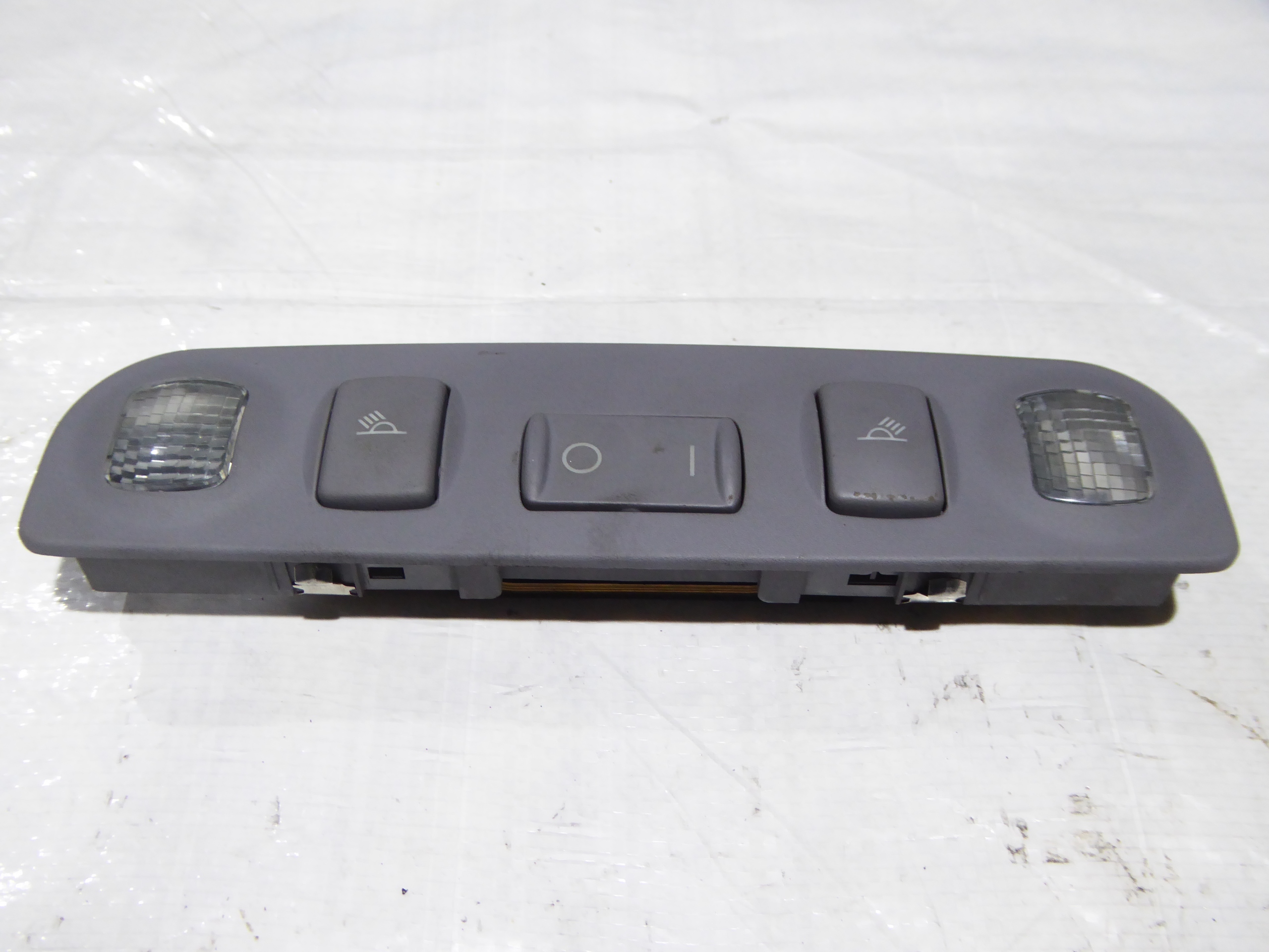 LAMPKA OŚWIETLENIE KABINY TYŁ AUDI A4 B5 LIFT