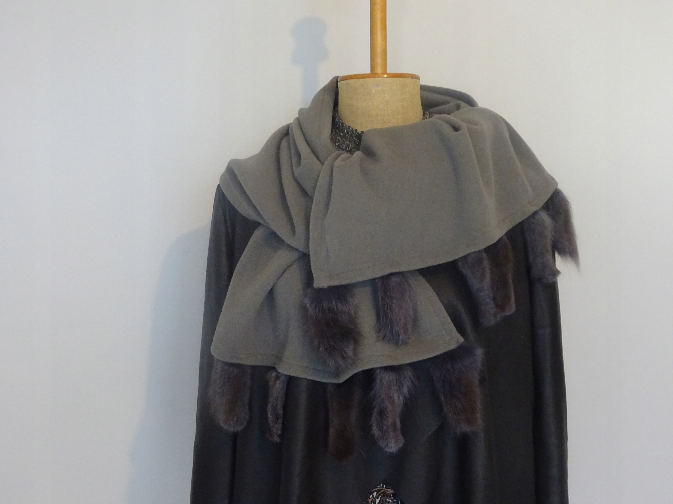 Szal ponczo narzutka z futrem lisa