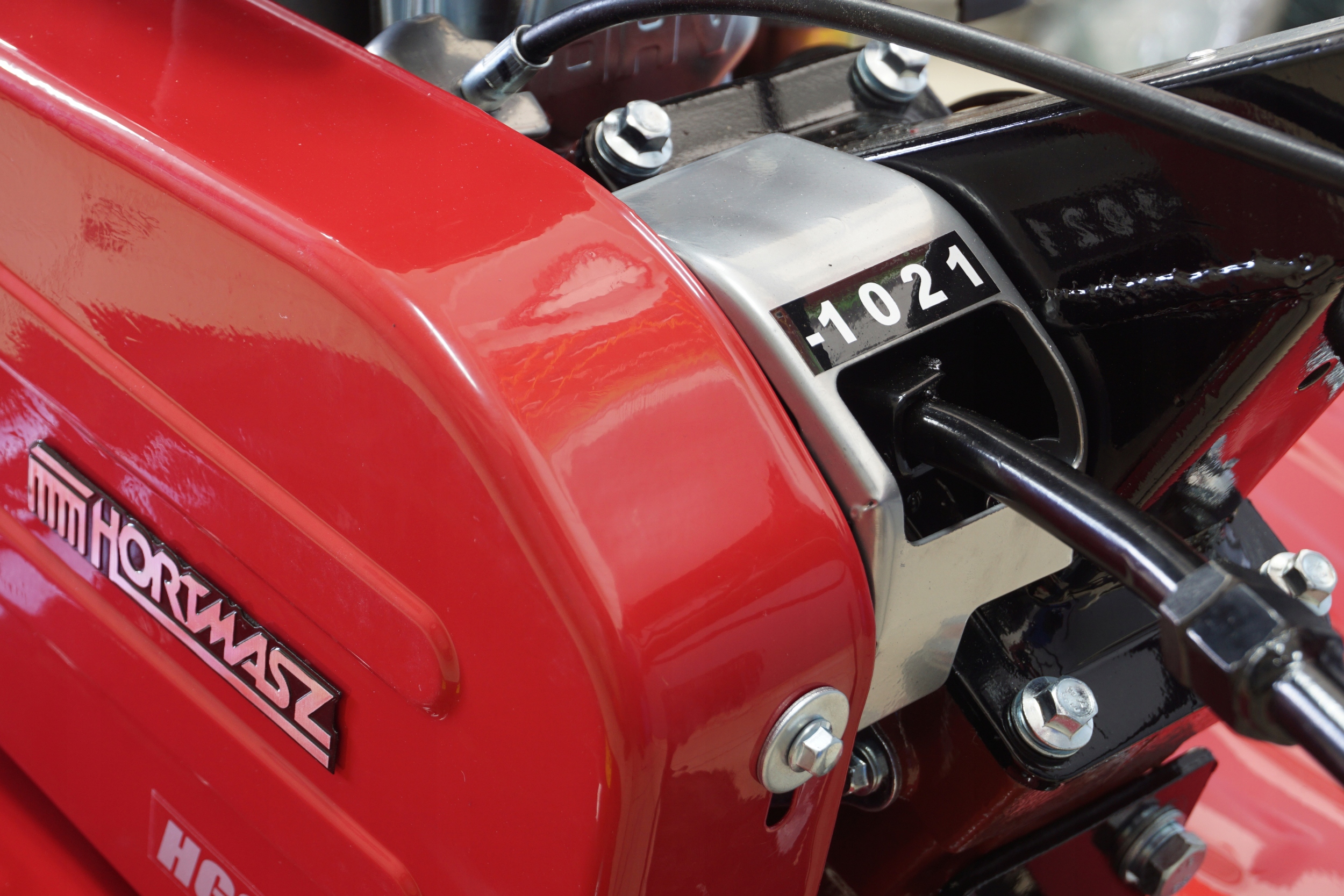 POTĘŻNA GLEBOGRYZARKA SPALINOWA DZIK HORTMASZ HGS 900 DUŻE KOŁA ŻELIWNA Głębokość robocza max 300 mm