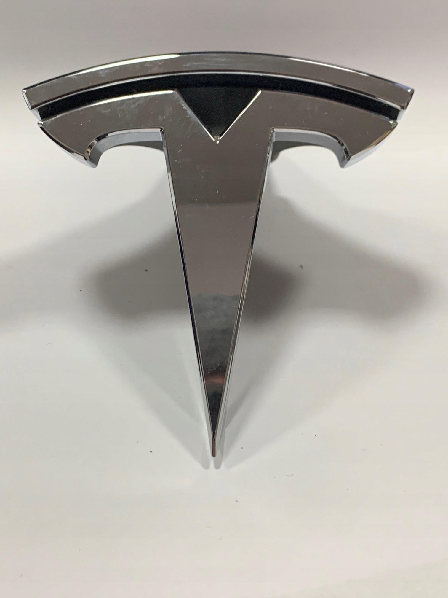 1119904-00-C - Tesla Model X передняя эмблема 1047884-00-D новый