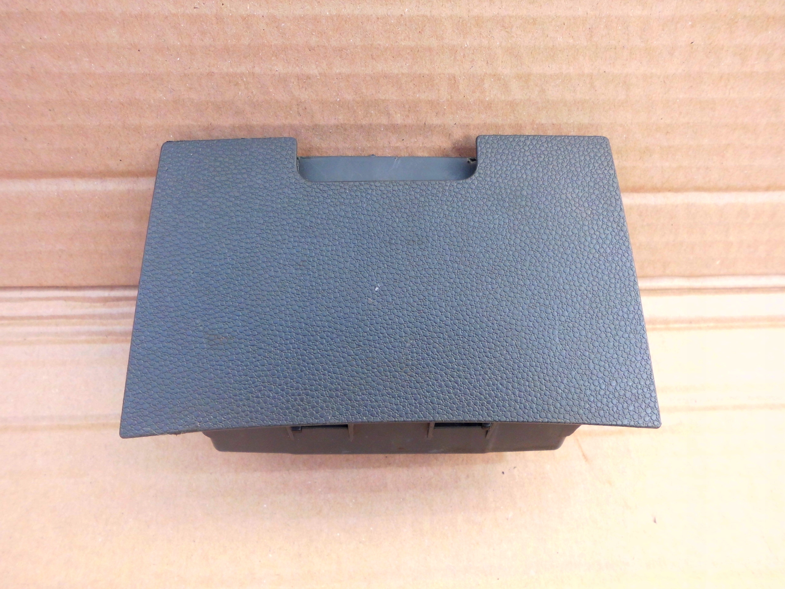 13197573 ПЕПЕЛЬНИЦА ПЕРЕДНЯЯ OPEL ZAFIRA B