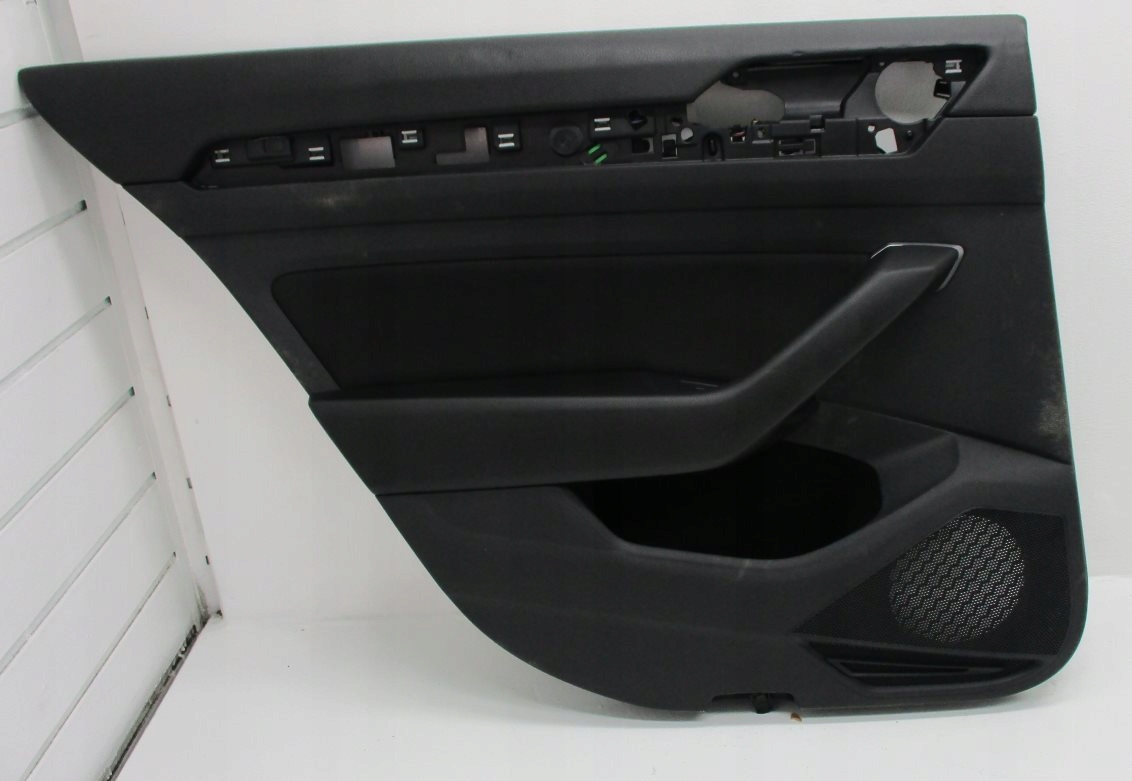 дверные карты левый задний vw PASSAT B8 3G5867211