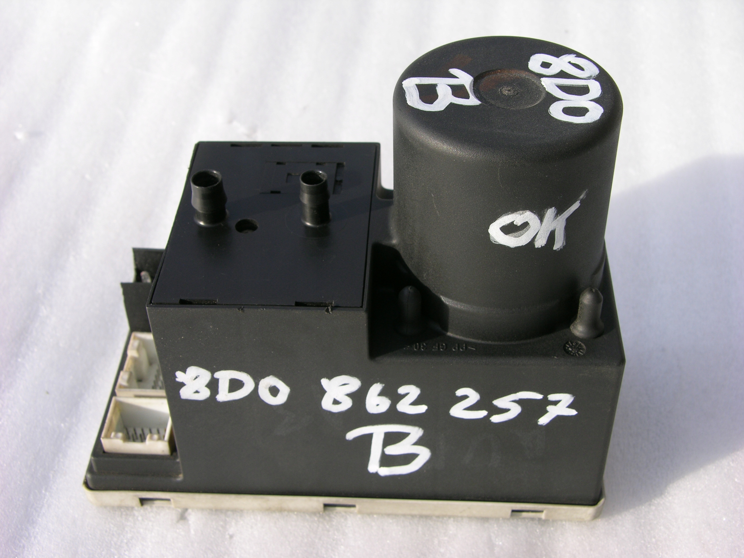 POMPKA CENTRALNEGO ZAMKA AUDI A3 A4 A6 8D0862257B Producent części VDO