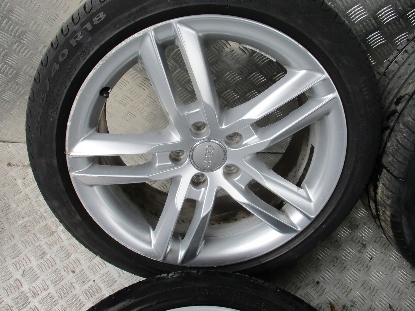 Koła felgi opony AUDI A4 8K0 R18 Liczba felg w ofercie 4 szt.