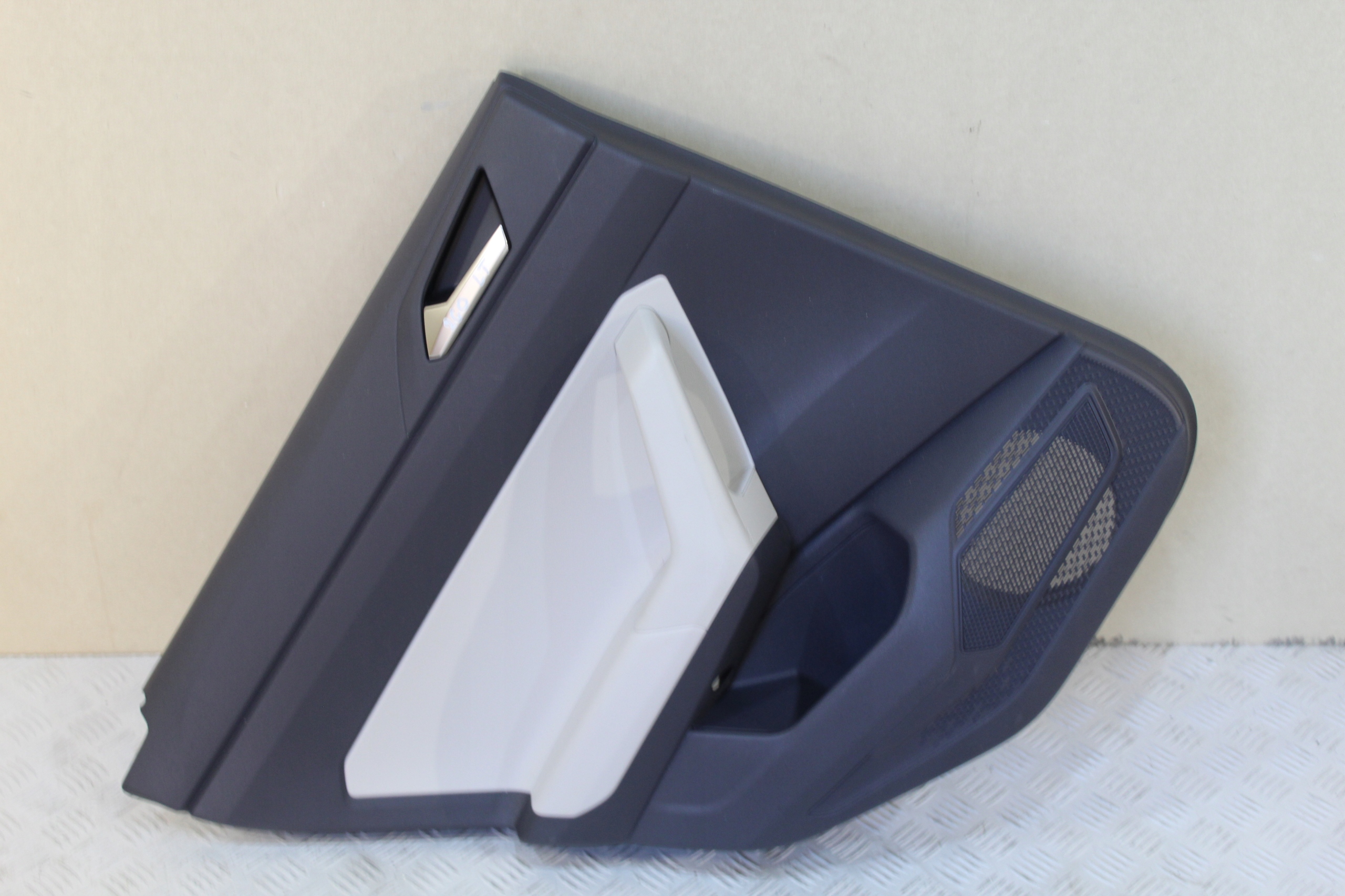 BOCZEK DRZWI LEWY TYŁ POLO VI 2G 2G0