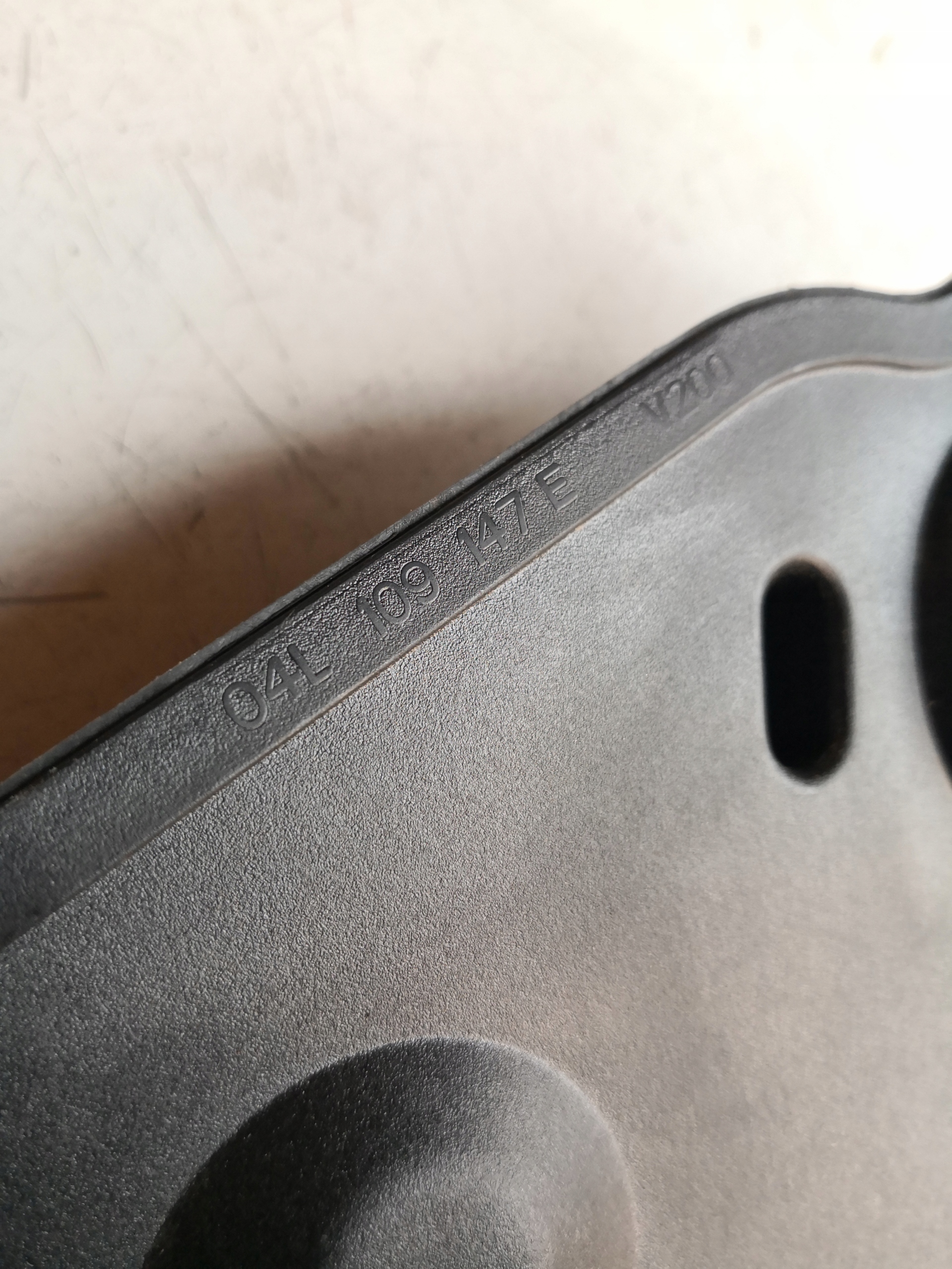 OSŁONA ROZRZĄDU VW SKODA AUDI 04L109147E Producent części Volkswagen OE