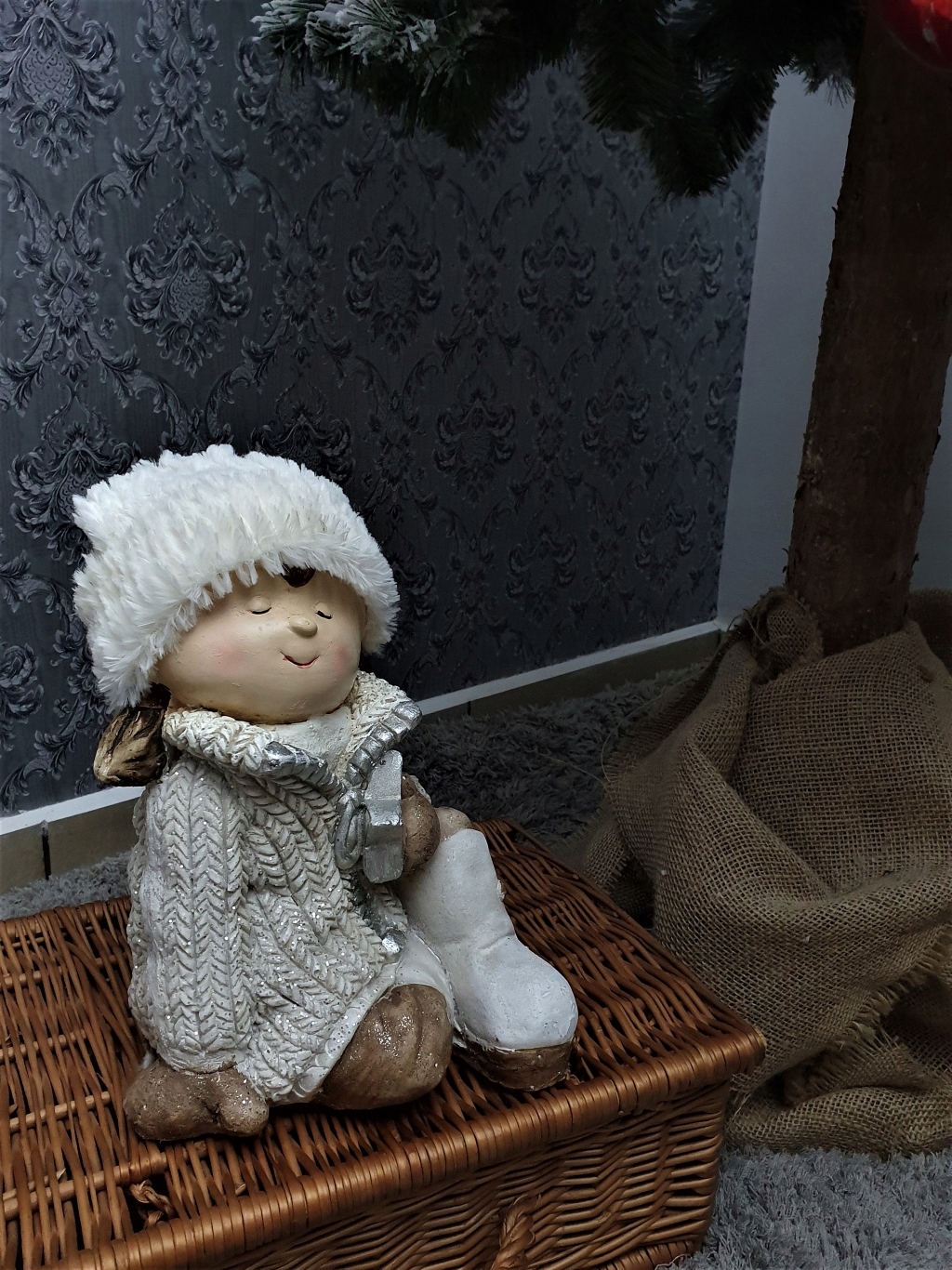 FIGURA ŚWIĄTECZNA DZIEWCZYNKA SIEDZĄCA W CZAPCE A Kod producenta 110963